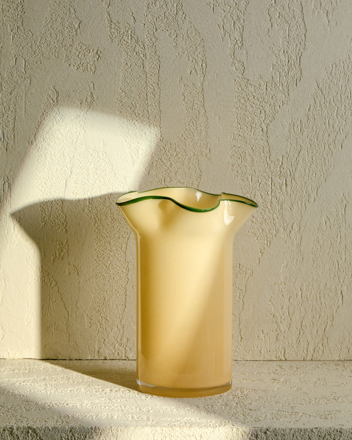 Vase Endasi aus gelbem Glas, 31 cm in Gelb, Grün präsentiert im Onlineshop von KAQTU Design AG. Vase ist von Kave Home