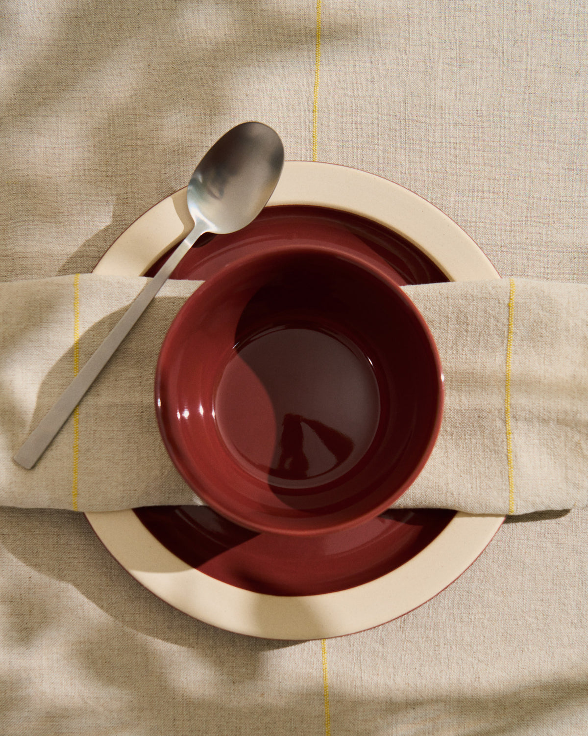 Schale Doren aus Keramik in Granatrot in Weiss präsentiert im Onlineshop von KAQTU Design AG. Schale ist von Kave Home