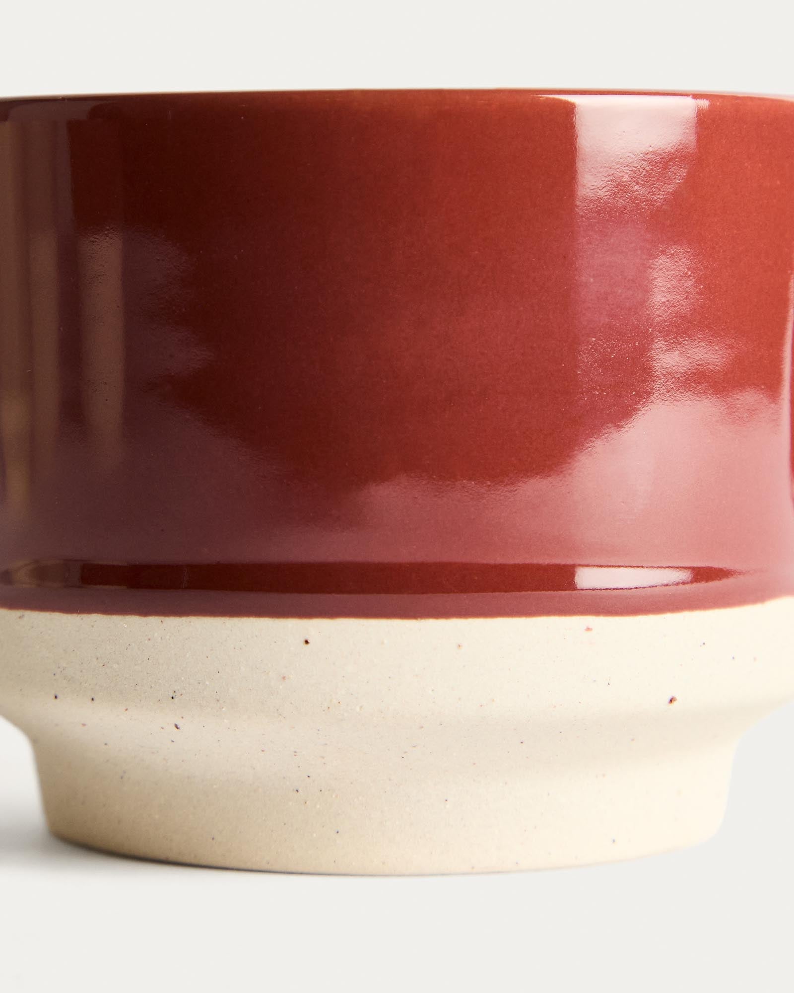 Stilvolle Keramiktasse Doren in tiefem Granatrot von Kave Home, perfekt für Kaffee oder Tee und ein Blickfang in jeder Küche.