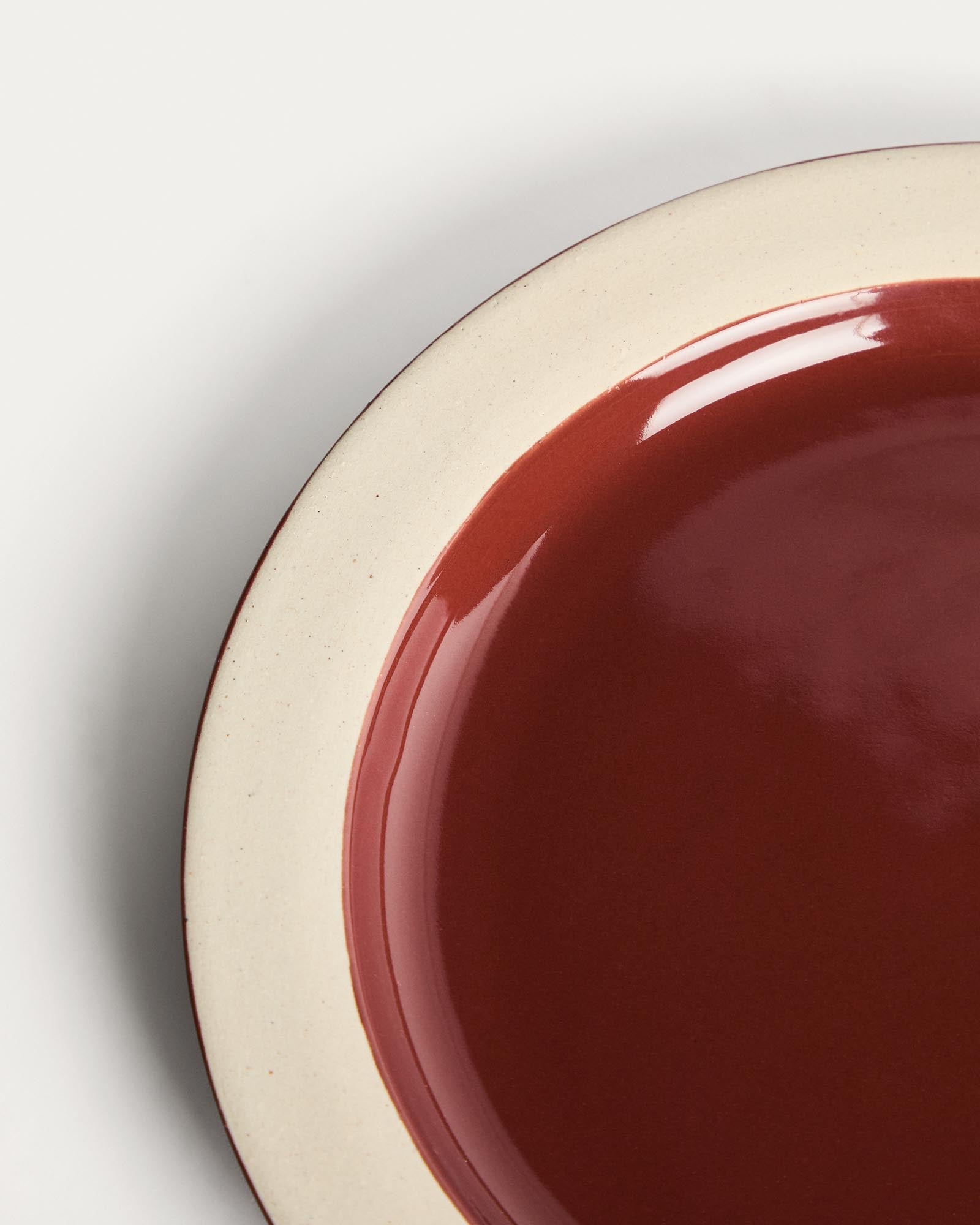 Eleganter Dessertteller Doren aus hochwertiger Keramik in strahlendem Granatrot, ideal für süße Köstlichkeiten und festliche Anlässe.