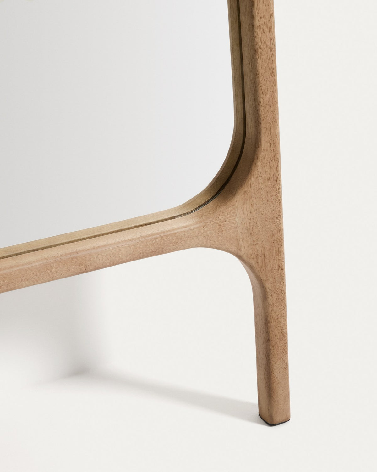 Standspiegel aus massivem Mangoholz in Natur und Braun, oval-rechteckige Form mit bogenförmiger offener Basis, Höhe 198 cm.