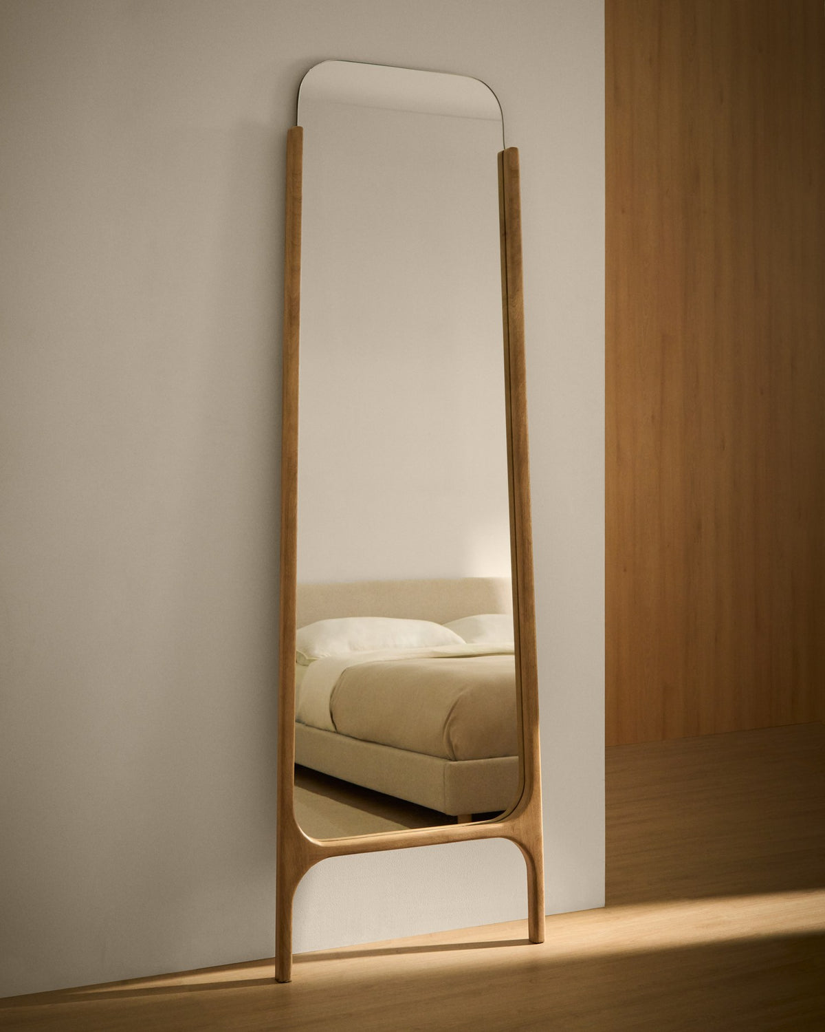 Standspiegel aus massivem Mangoholz in Natur und Braun, oval-rechteckige Form mit bogenförmiger offener Basis, Höhe 198 cm.