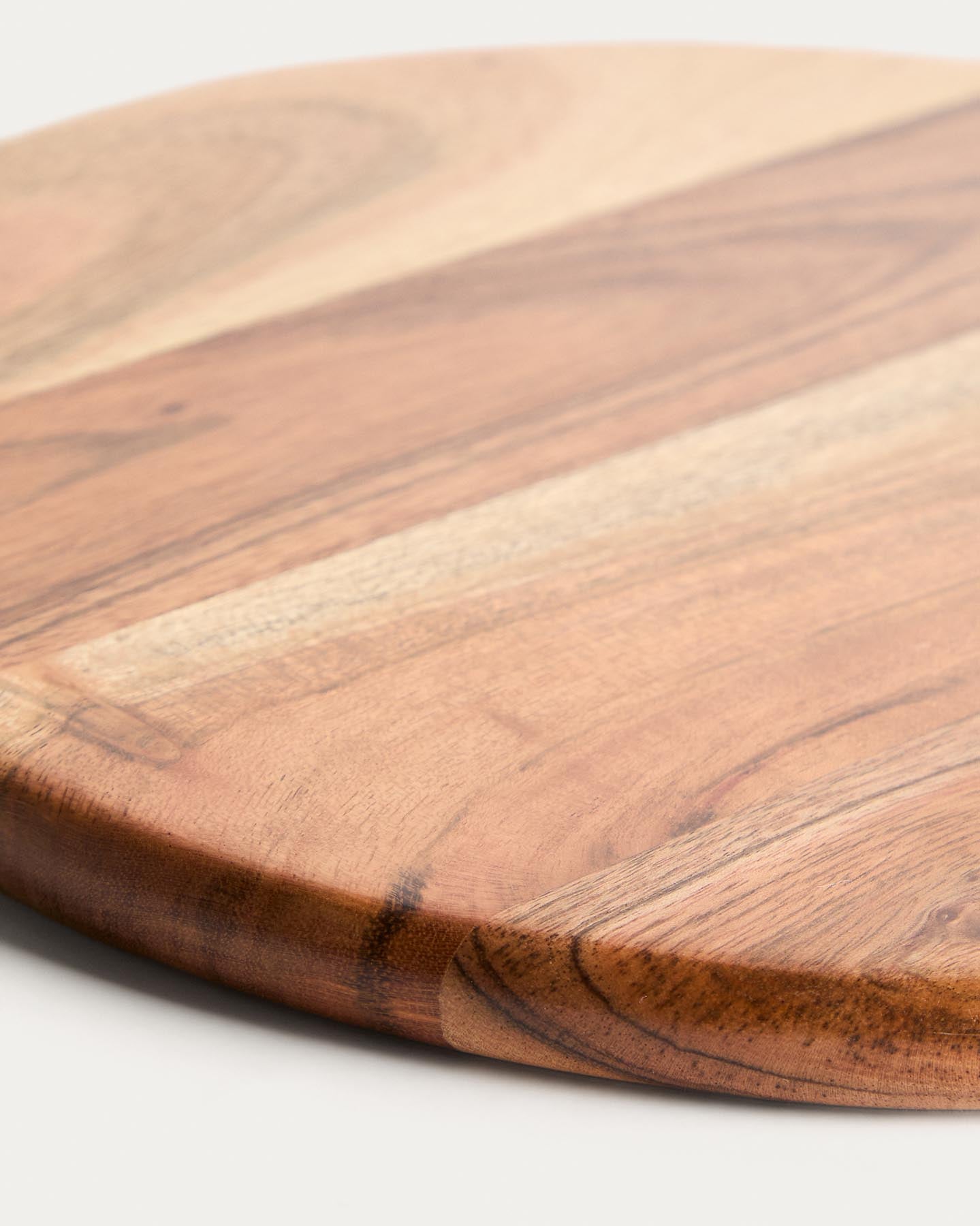 Servierbrett Dalme aus Akazienholz, Ø 26,5 cm in Braun präsentiert im Onlineshop von KAQTU Design AG. Servierplatten ist von Kave Home
