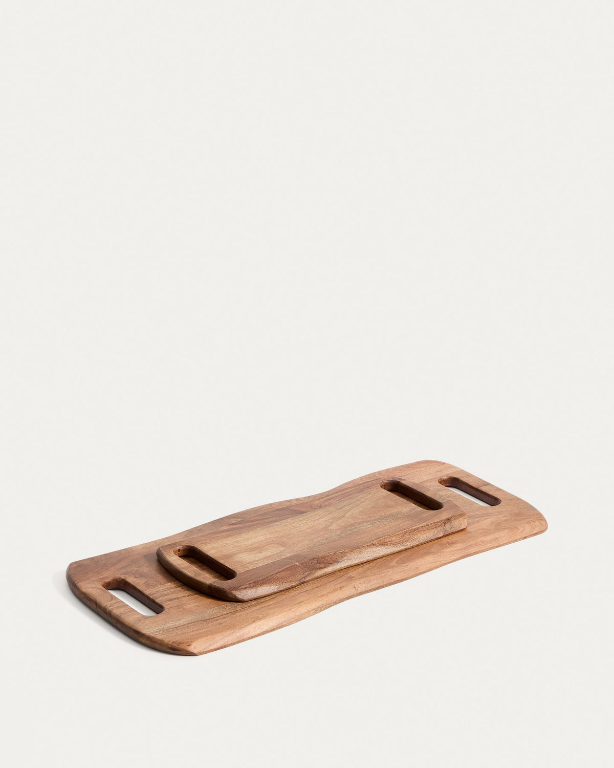 Braunes Servierbrett Zeun aus Akazienholz mit natürlicher Holzmaserung, rechteckige Form, Grösse 40 x 20 x 1.5 cm, lackierte Oberfläche.