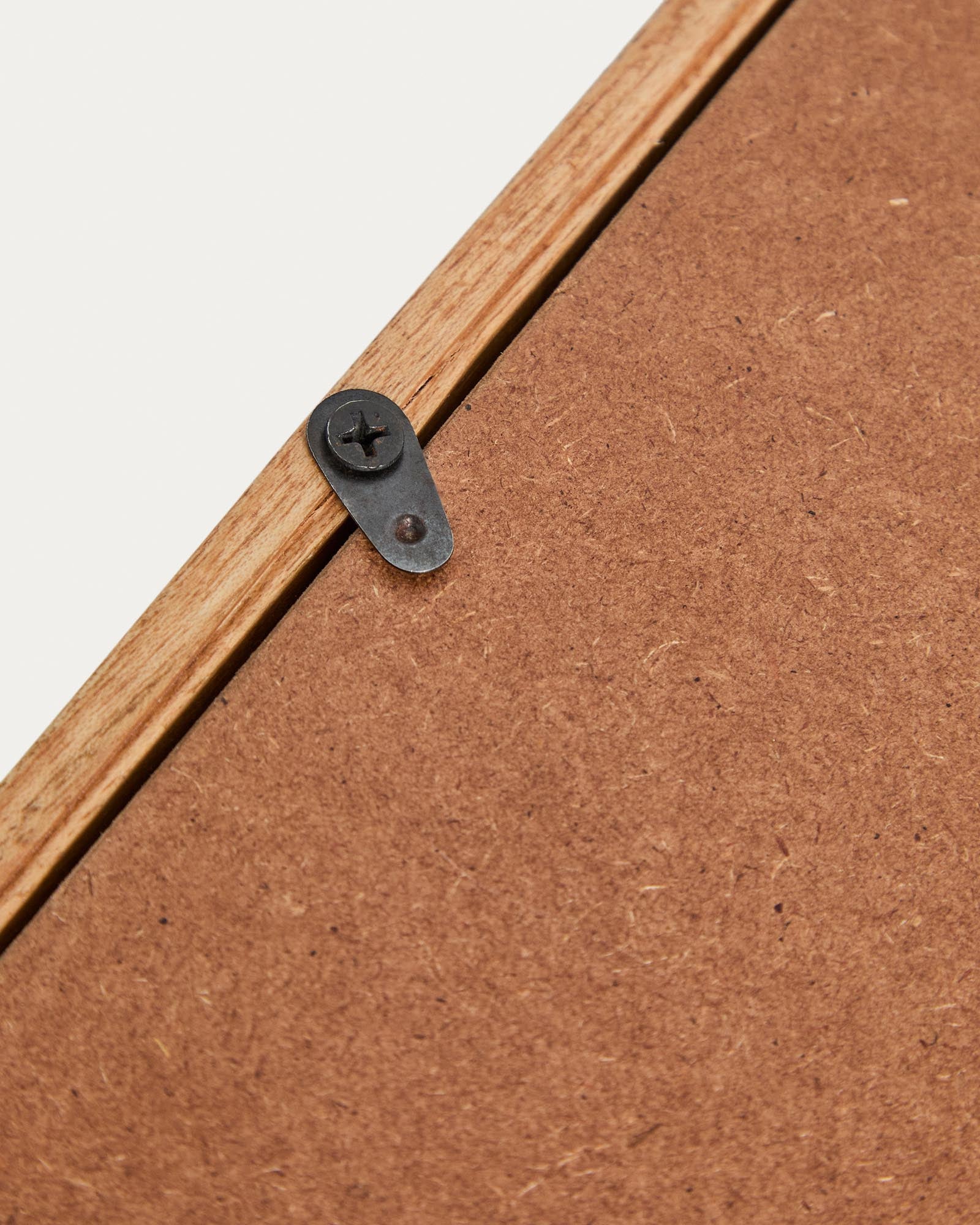 Eleganter Wandspiegel Berale aus Akazienholz, 76 x 33 cm, mit einzigartiger Holzstruktur, ideal für stilvolle Wohnräume.