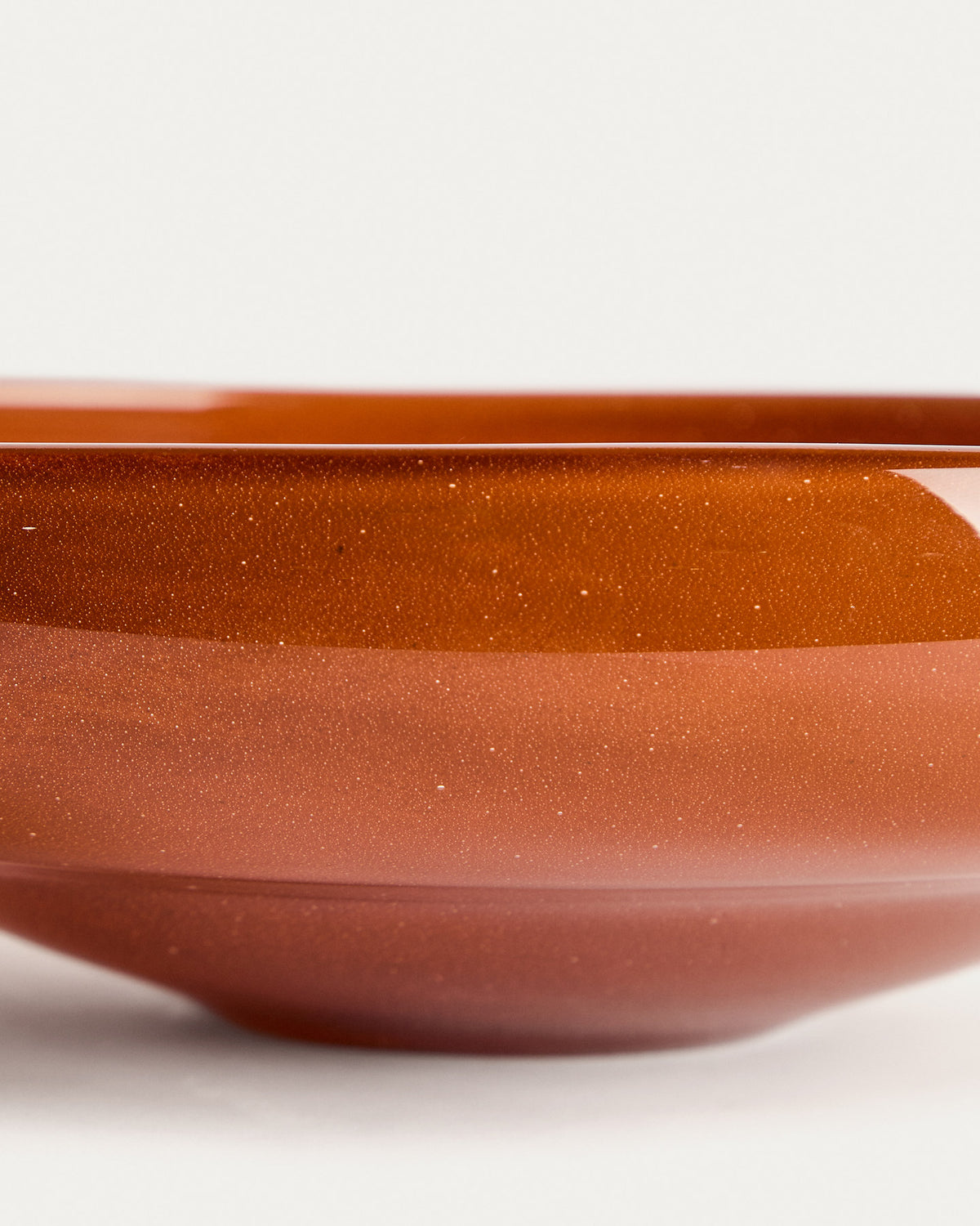 Tafelaufsatz Denuo aus rotem Glas, Ø 34 cm in Transparent präsentiert im Onlineshop von KAQTU Design AG. Schale ist von Kave Home