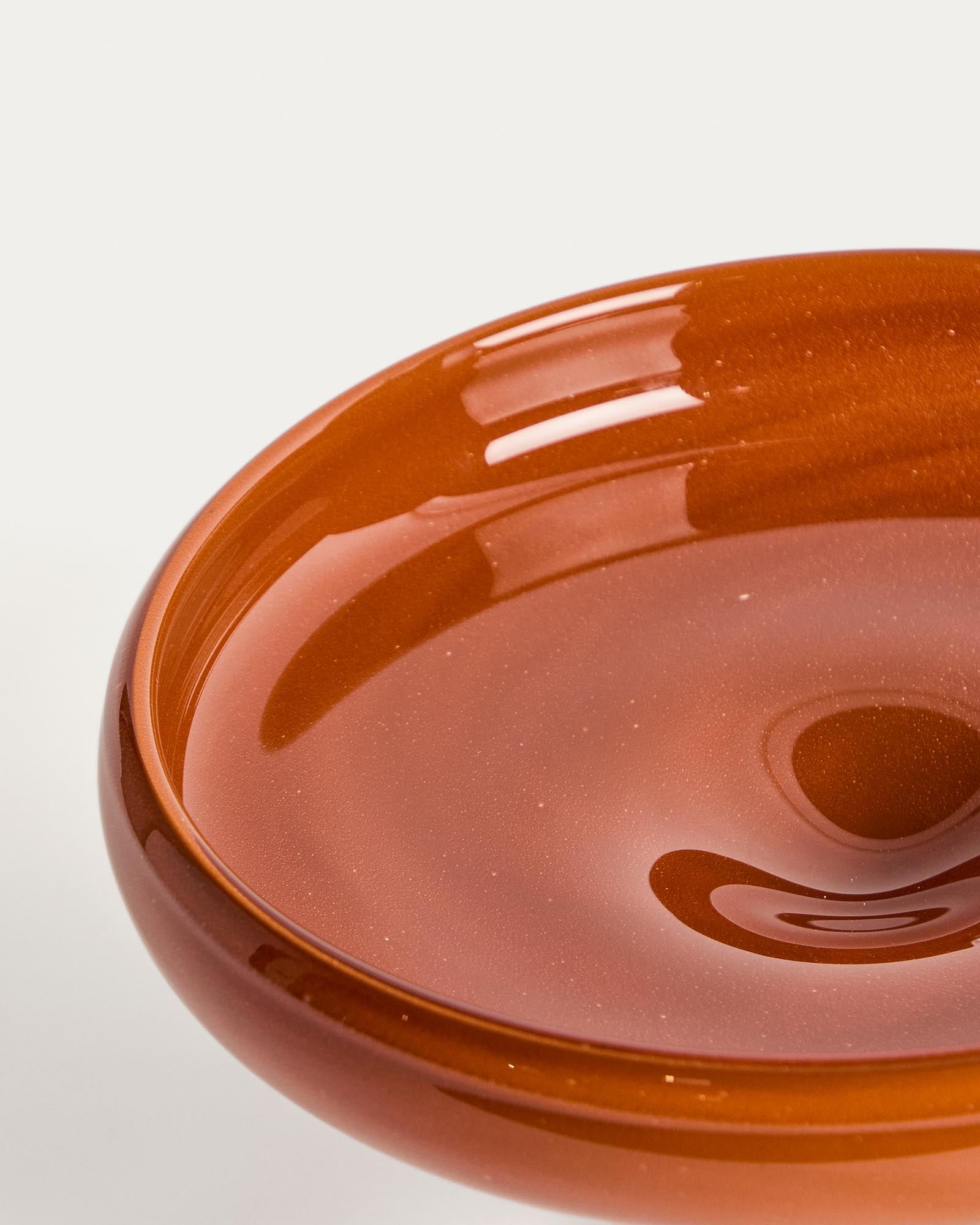 Eleganter Tafelaufsatz Denuo aus leuchtend rotem Glas mit einem Durchmesser von 28 cm, ideal für stilvolle Tischdekorationen.