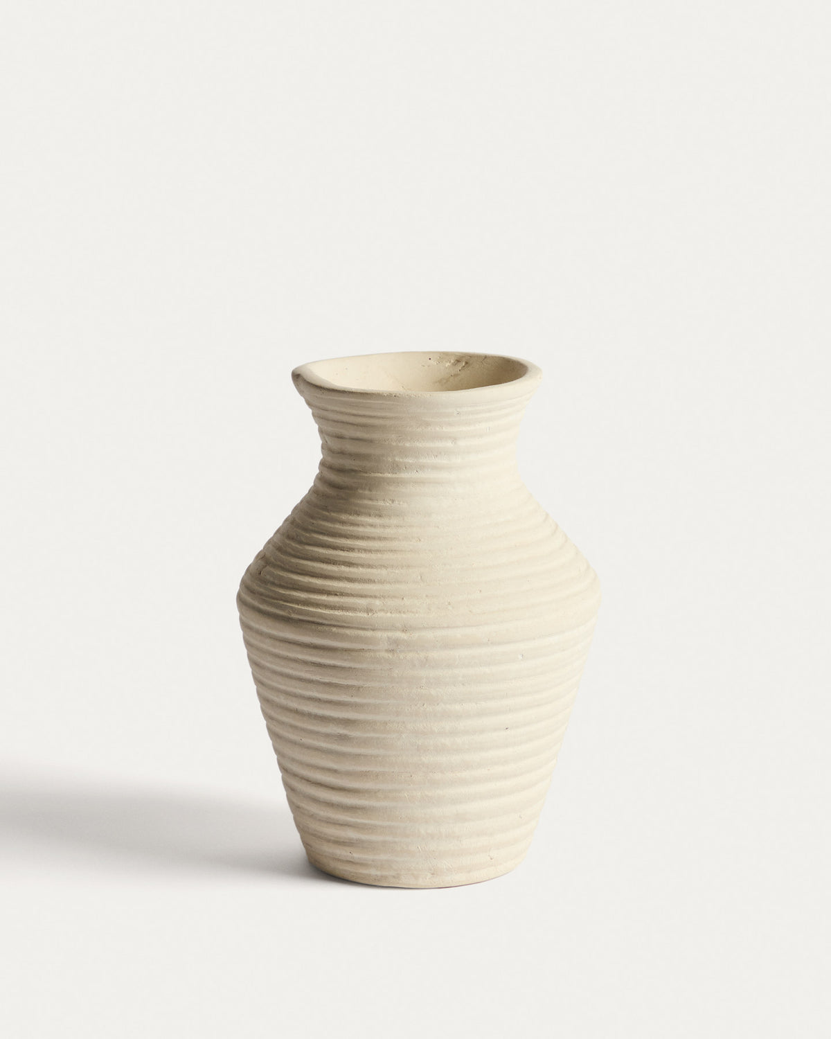 Beige Pappmaché-Vase Pria, 25 cm in Beige präsentiert im Onlineshop von KAQTU Design AG. Vase ist von Kave Home