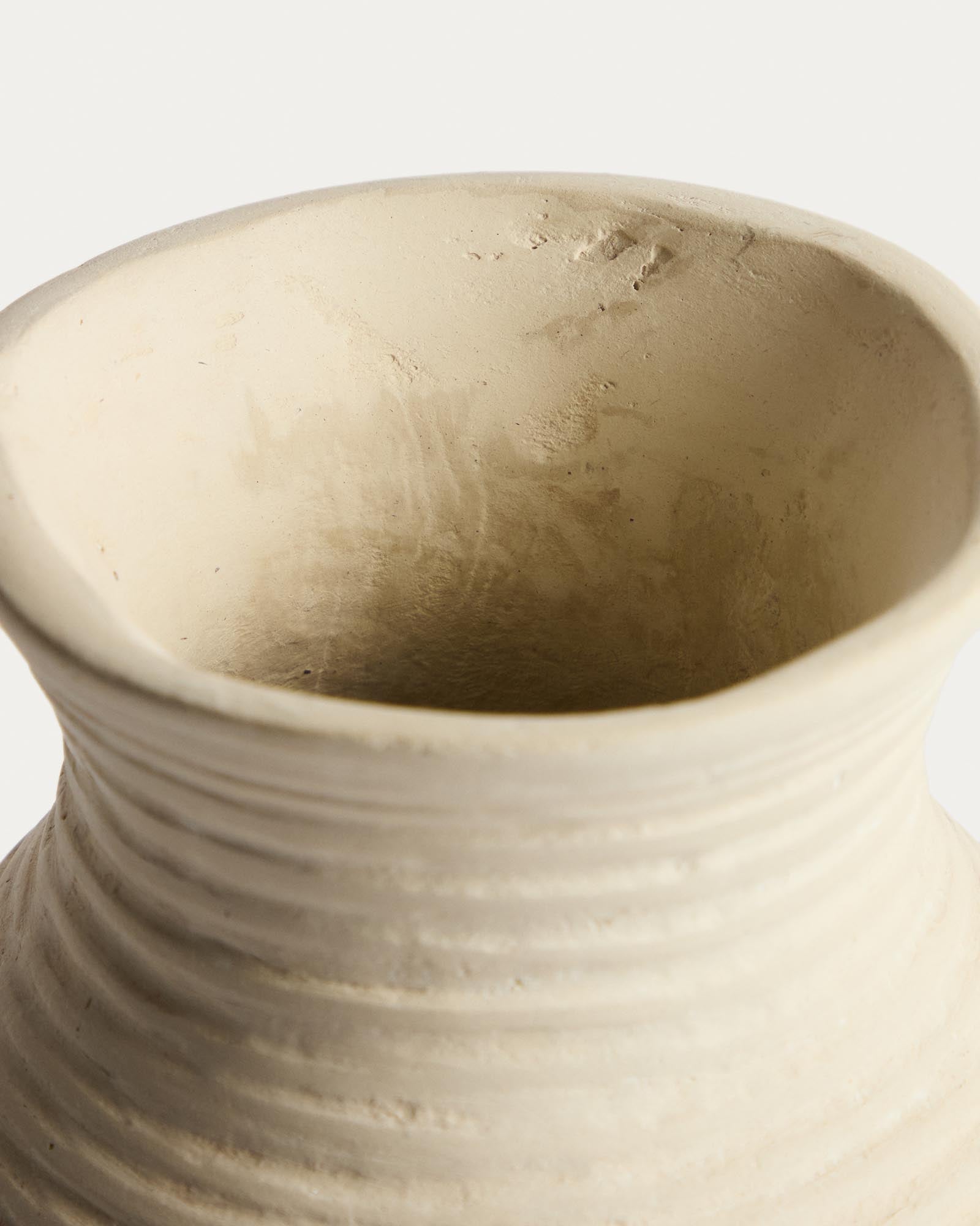 Elegante beige Vase aus Pappmaché Pria, 25 cm hoch, ideal für moderne Wohnräume und kreative Blumengestaltungen.