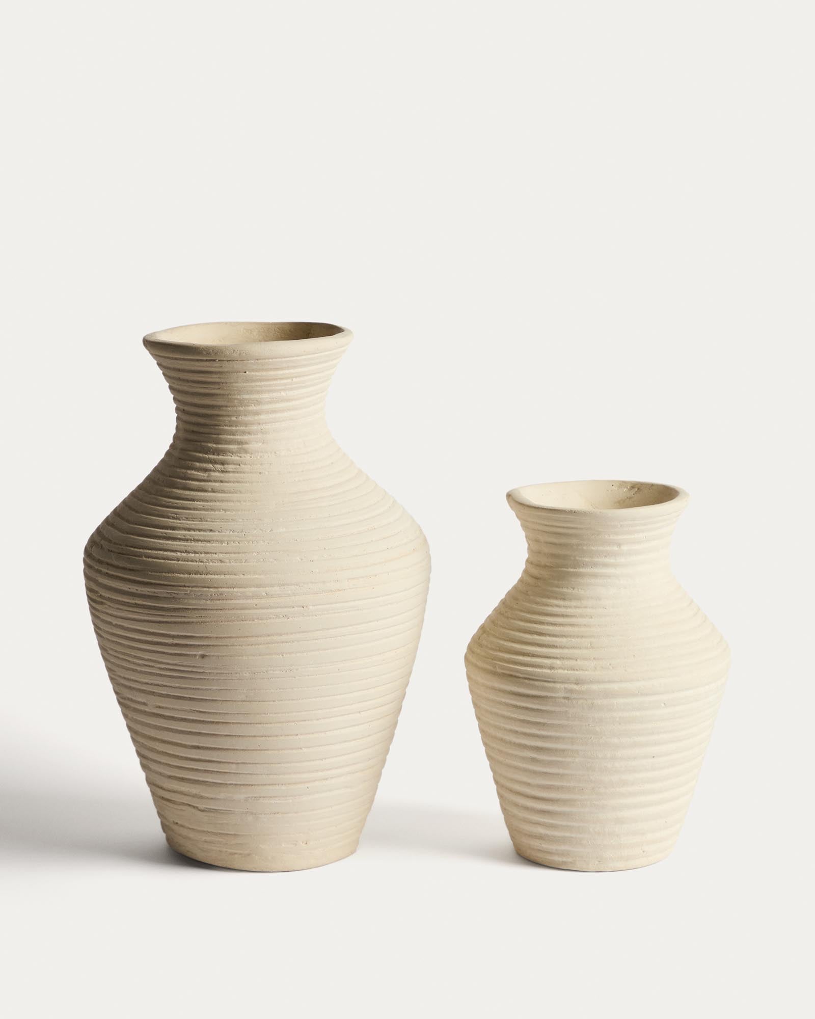 Stilvolle beige Pappmaché-Vase Pria mit einer Höhe von 25 cm, perfekt für zeitgemäße Dekoration und individuelle Arrangements.