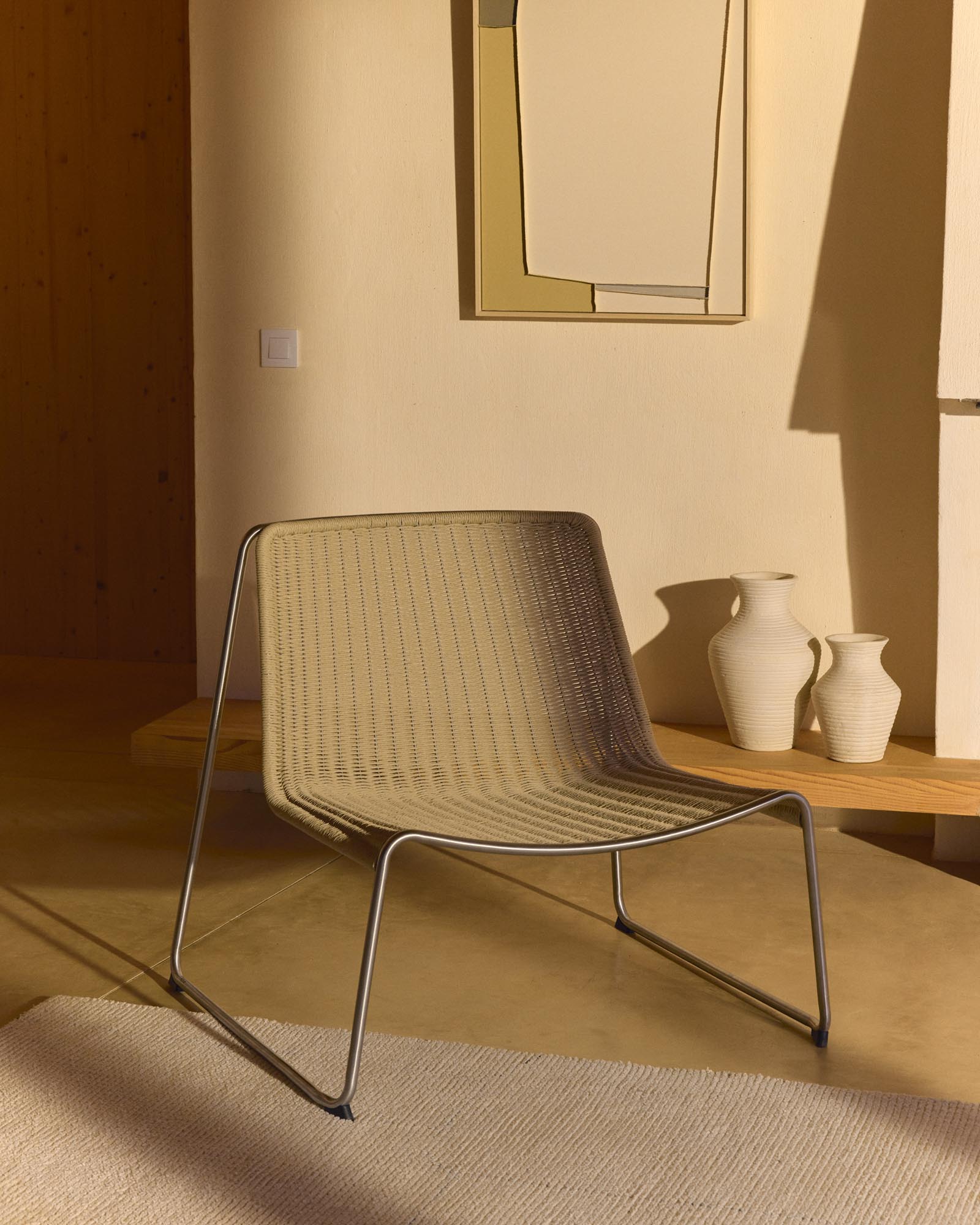 Stilvolle beige Vase aus Pappmaché, 25 cm hoch, perfekt für kreative Dekorationen und als Blickfang in jedem Raum.