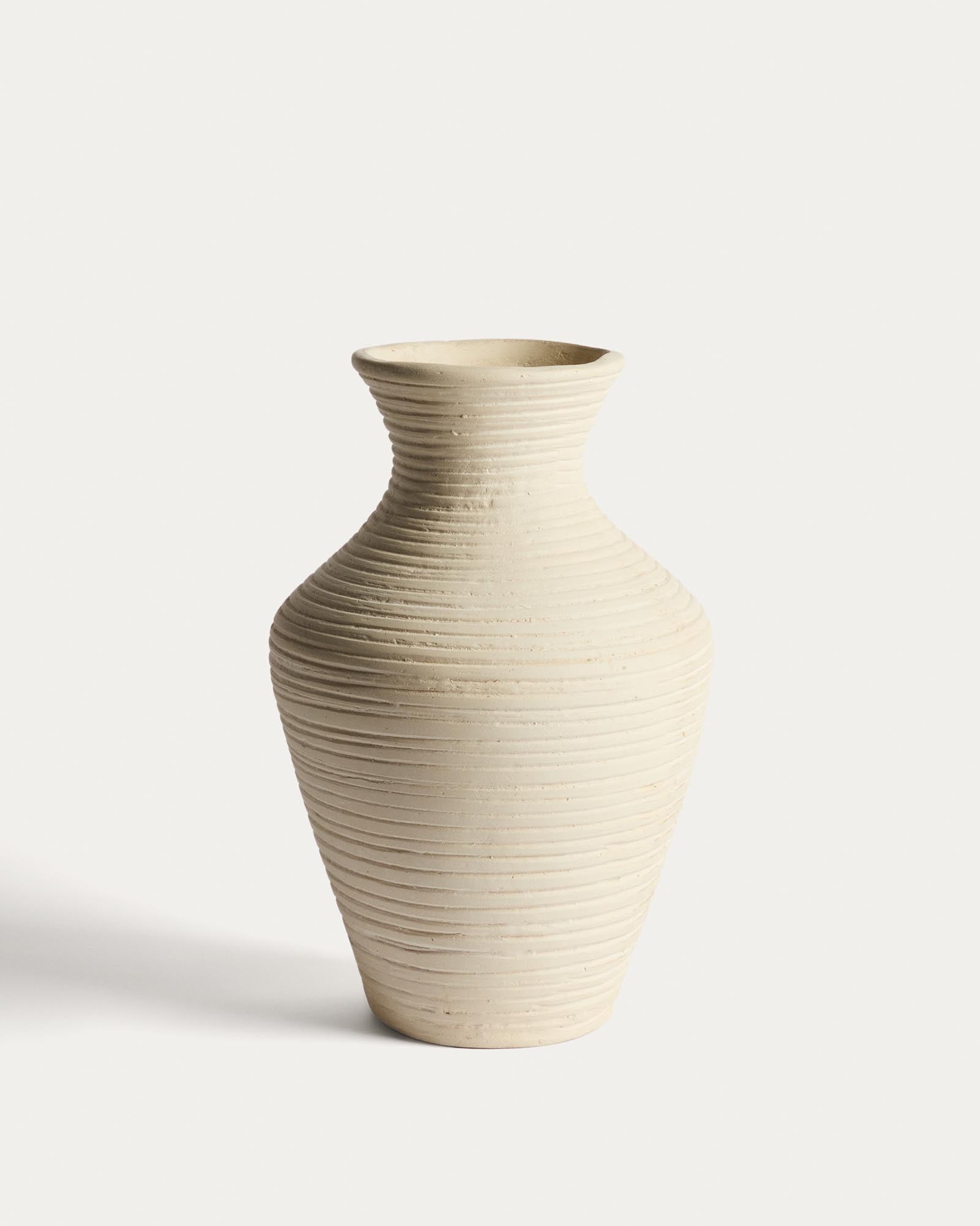 Beige Pappmaché-Vase Pria, 36 cm in Beige präsentiert im Onlineshop von KAQTU Design AG. Vase ist von Kave Home