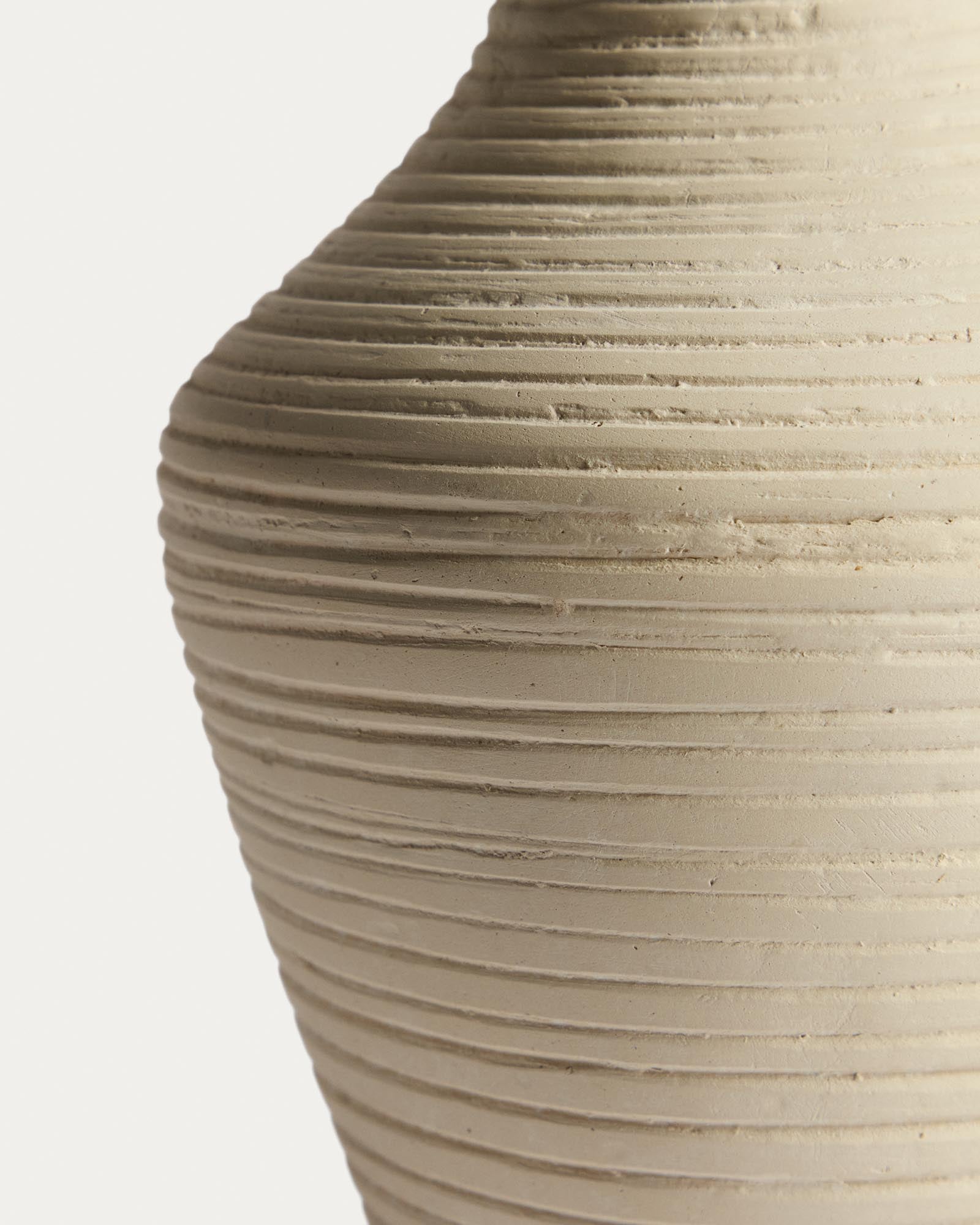 Elegante beige Pappmaché-Vase Pria von Kave Home, 36 cm hoch, ideal für stilvolle Arrangements und zeitgemäße Wohnkonzepte.