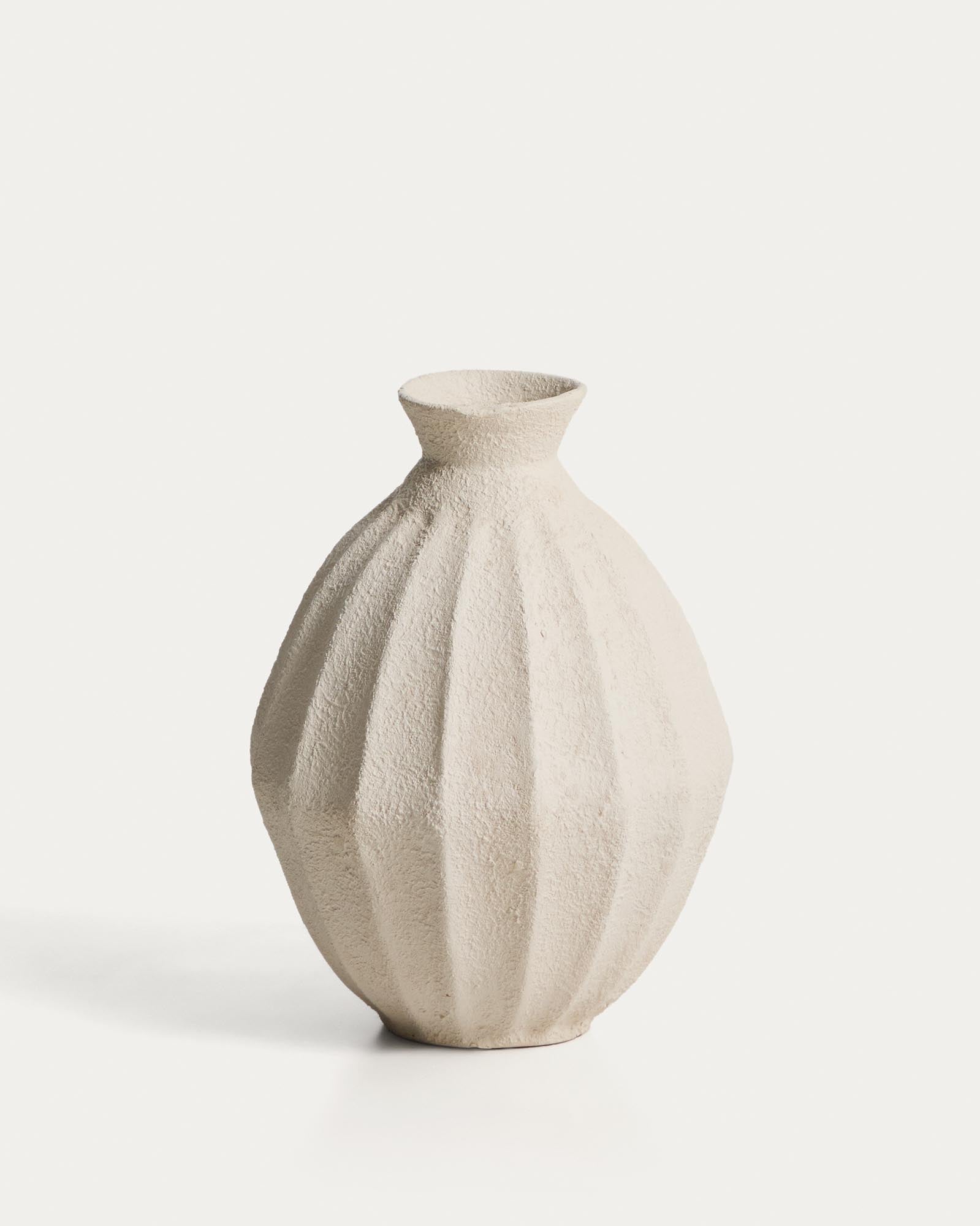 Beige Pappmaché-Vase Arquena, 46 cm in Beige präsentiert im Onlineshop von KAQTU Design AG. Vase ist von Kave Home