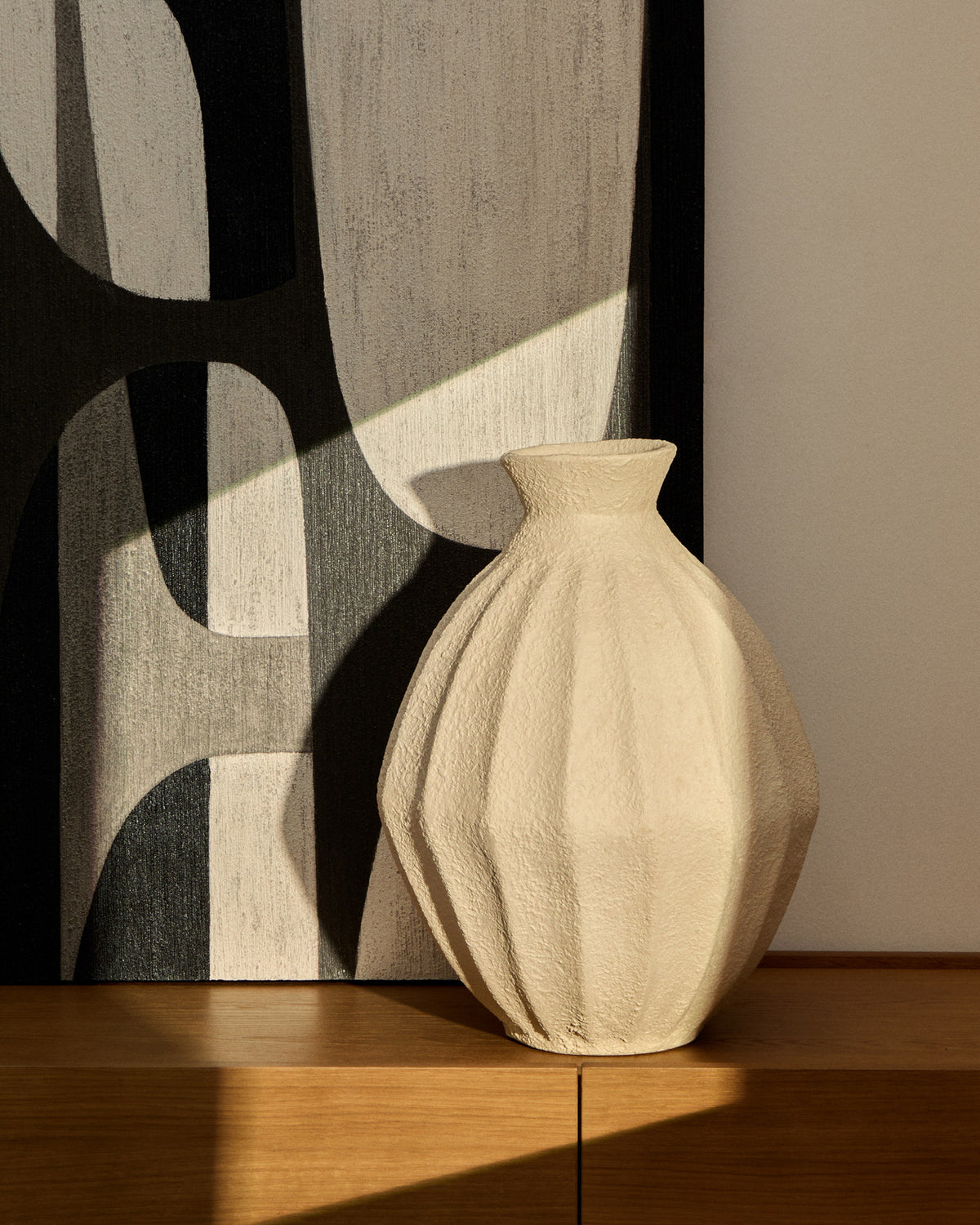 Beige Pappmaché-Vase Arquena, 46 cm in Beige präsentiert im Onlineshop von KAQTU Design AG. Vase ist von Kave Home