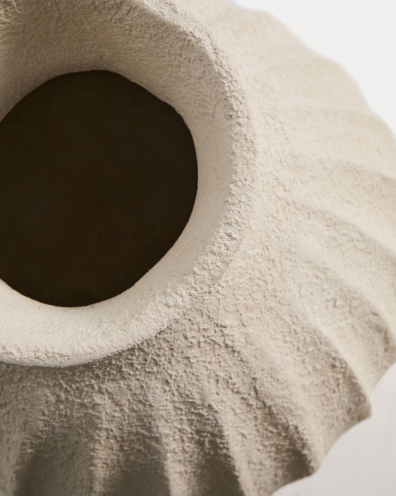 Stilvolle beige Pappmaché-Vase Arquena von Kave Home, 67 cm, perfekt für kreative Dekoration und moderne Inneneinrichtung.