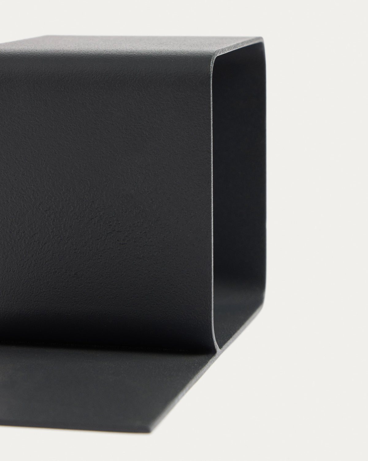 Buchstütze Mistra aus schwarzem Eisen in Schwarz präsentiert im Onlineshop von KAQTU Design AG. Büromaterial ist von Kave Home