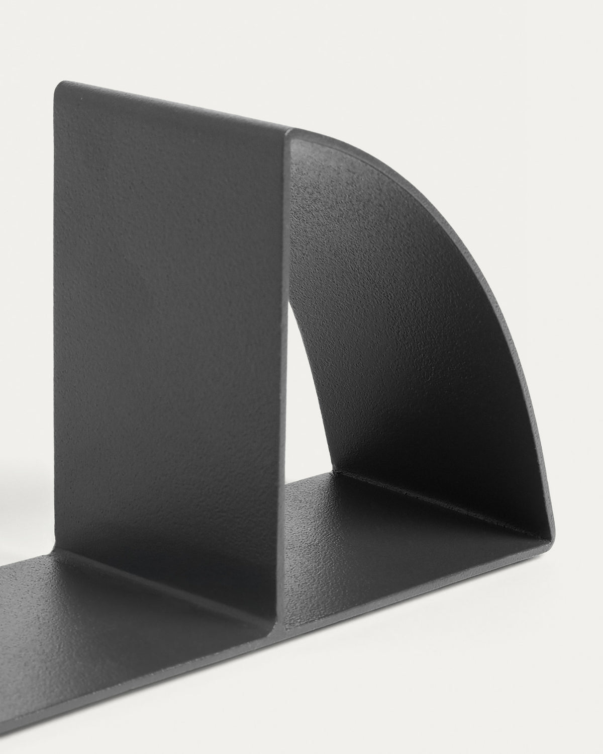 Buchstütze Mistra aus schwarzem Eisen in Schwarz präsentiert im Onlineshop von KAQTU Design AG. Büromaterial ist von Kave Home