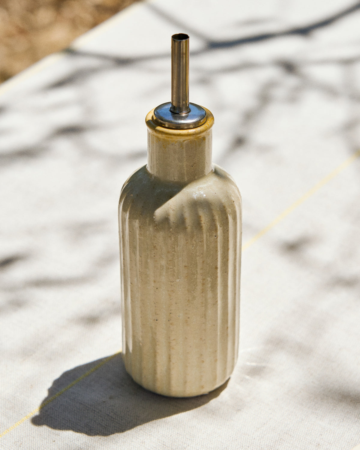Ölflasche Belor aus Keramik in Weiss in Weiss, Gelb präsentiert im Onlineshop von KAQTU Design AG. Öl & Essig ist von Kave Home