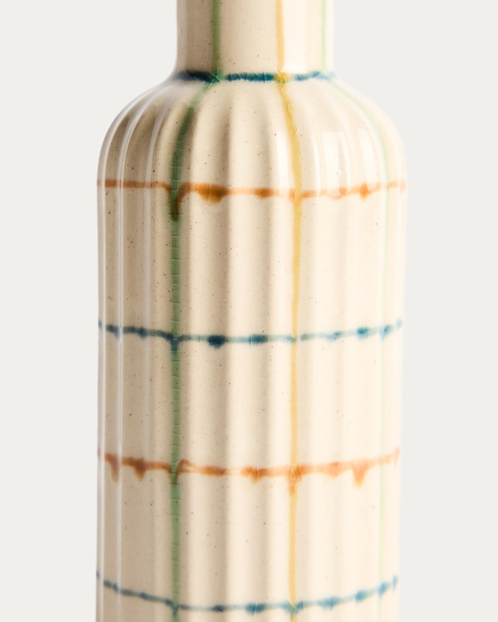 Bunte Keramik-Ölflasche Belor von Kave Home, perfekt für die ansprechende Präsentation und Aufbewahrung von Öl und Essig.