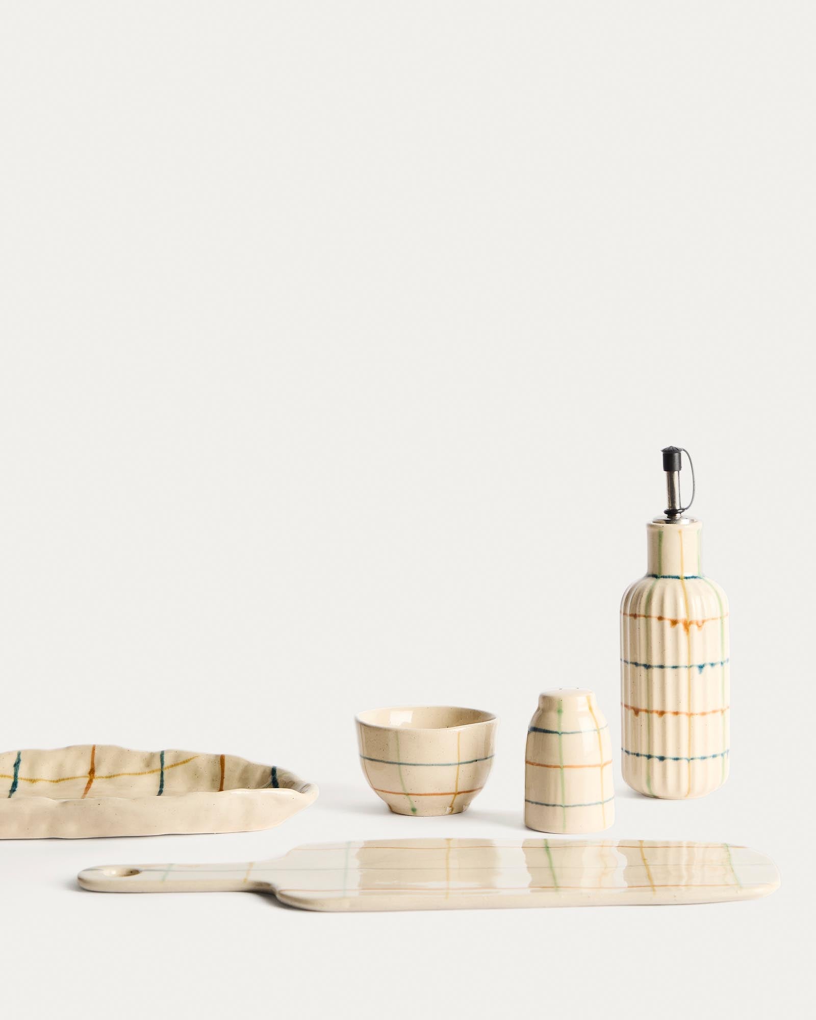 Elegante Ölflasche aus Keramik mit lebhaften Linien, ideal für stilvolle Küche und Tischdekoration, von Kave Home.