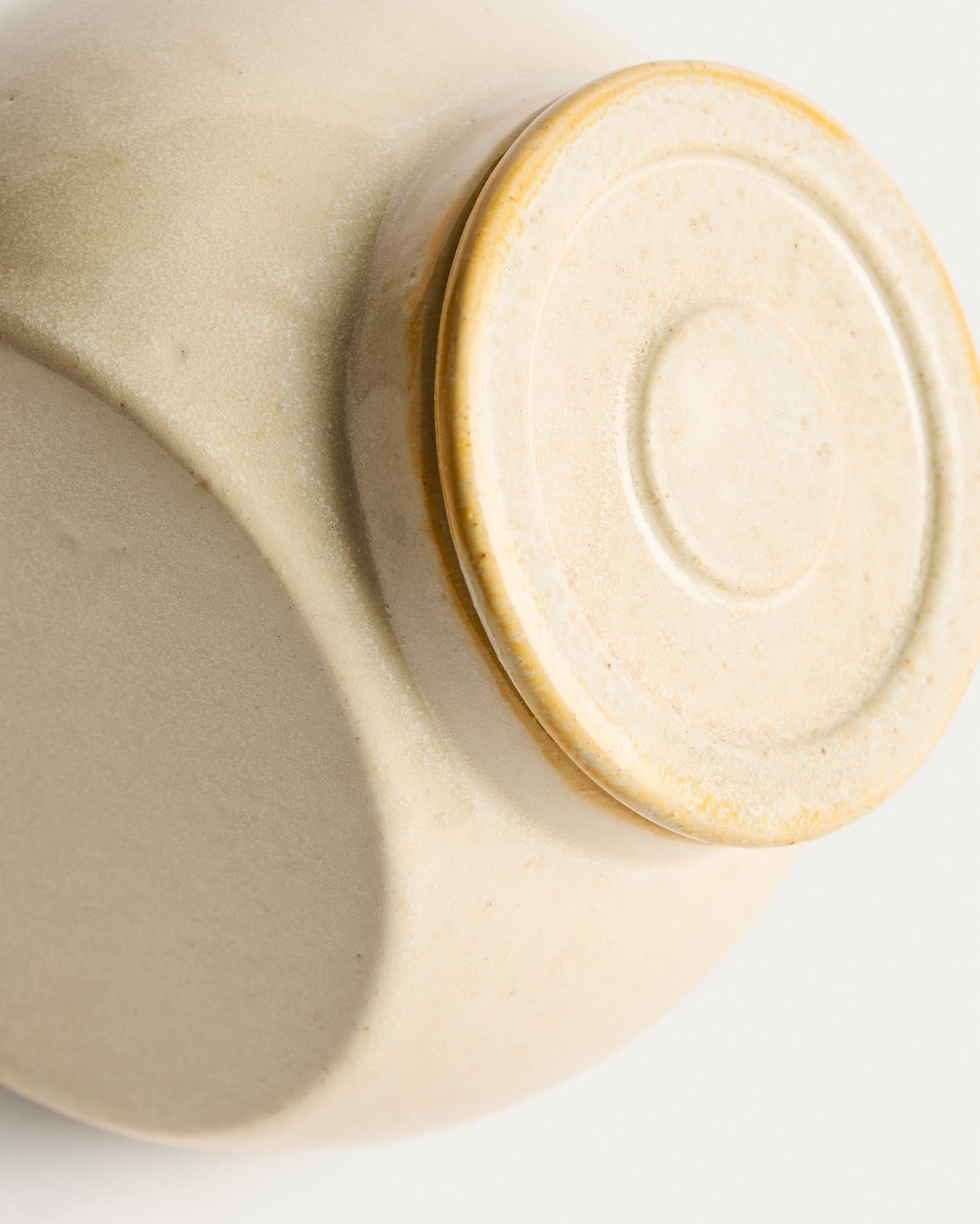 Schöner, weißer Keramiktopf Belor von Kave Home, 17 cm, perfekt für die Aufbewahrung von Pflanzen oder als dekoratives Element.