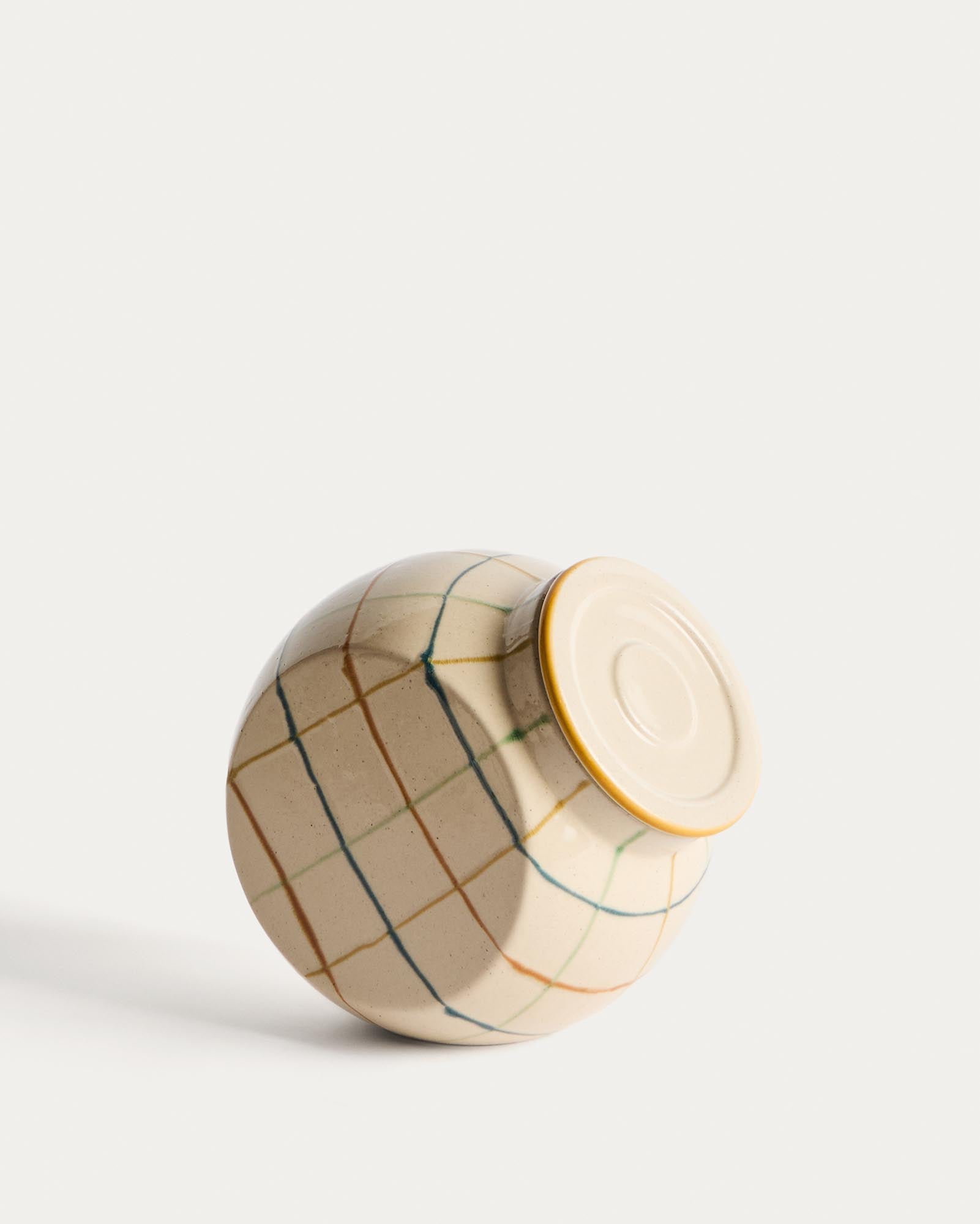 Topf Belor aus Keramik mit bunten Linien, 17 cm in Weiss präsentiert im Onlineshop von KAQTU Design AG. Aufbewahrungsbehälter ist von Kave Home