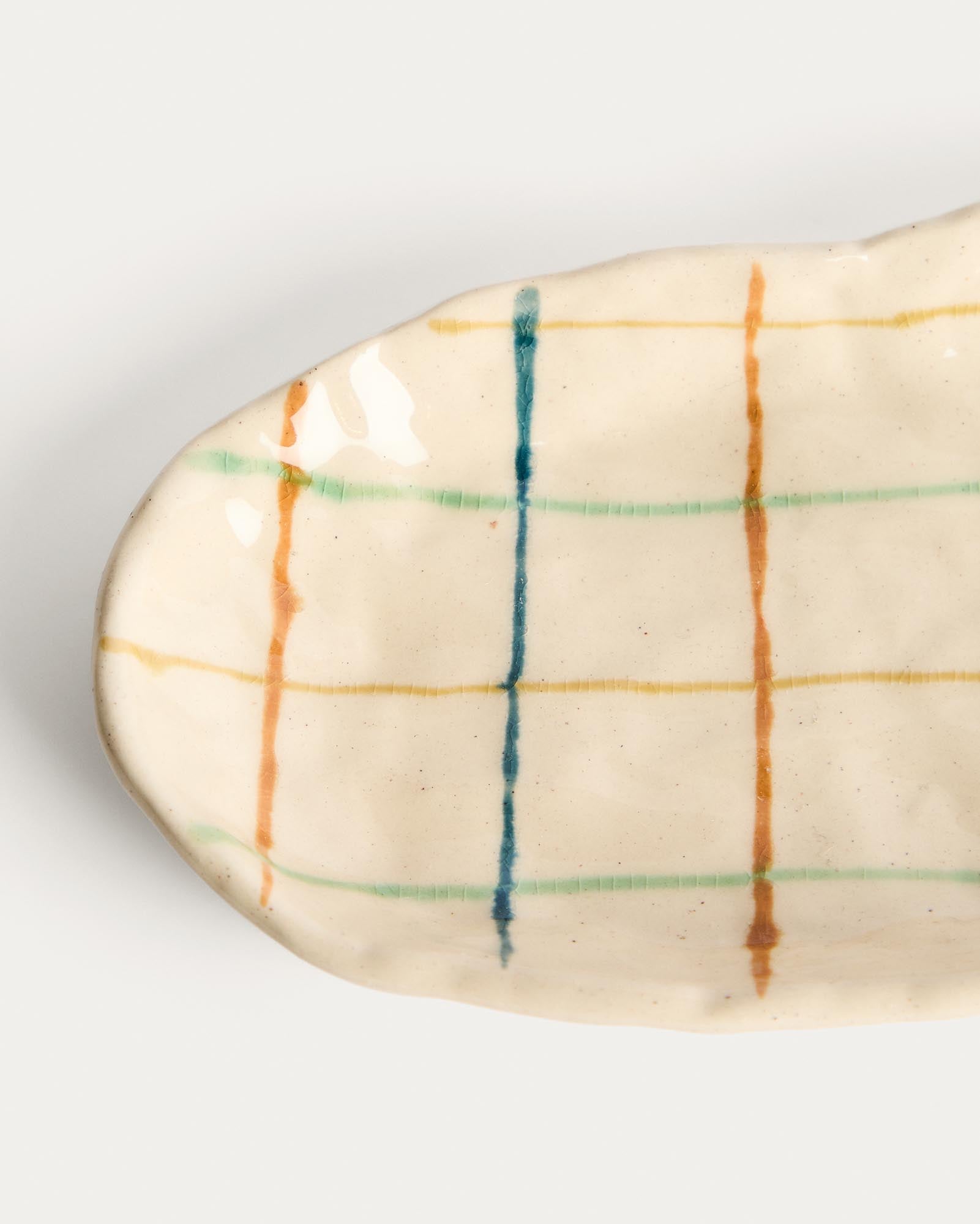 Elegantes Keramiktablett Belor mit lebhaften, bunten Linien, ideal für stilvolle Präsentationen. Maße: 31,8 x 13 cm.