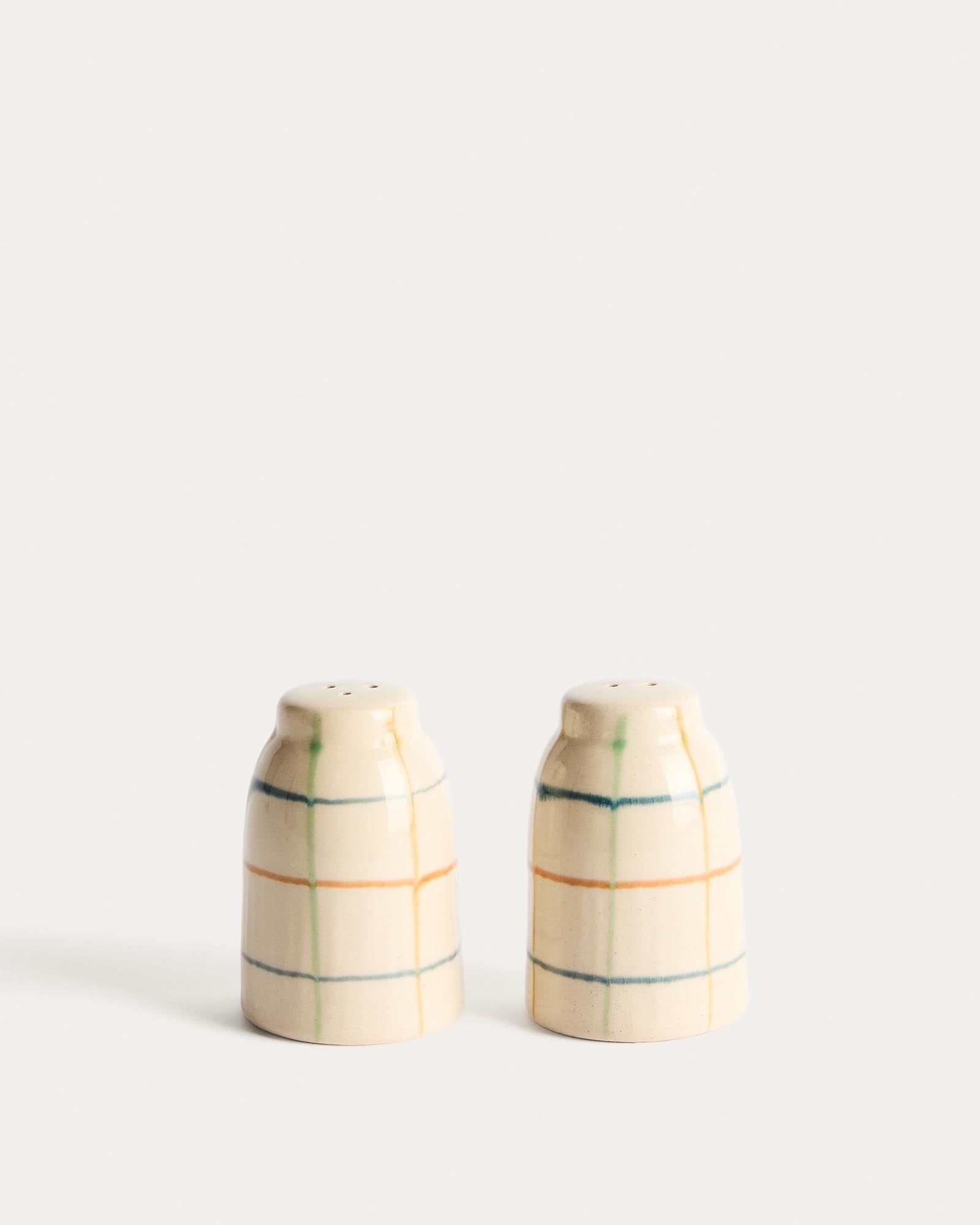 Set Belor aus Salz- und Pfefferstreuern aus Keramik mit mehrfarbigen Linien in Weiss präsentiert im Onlineshop von KAQTU Design AG. Salz & Pfeffer ist von Kave Home