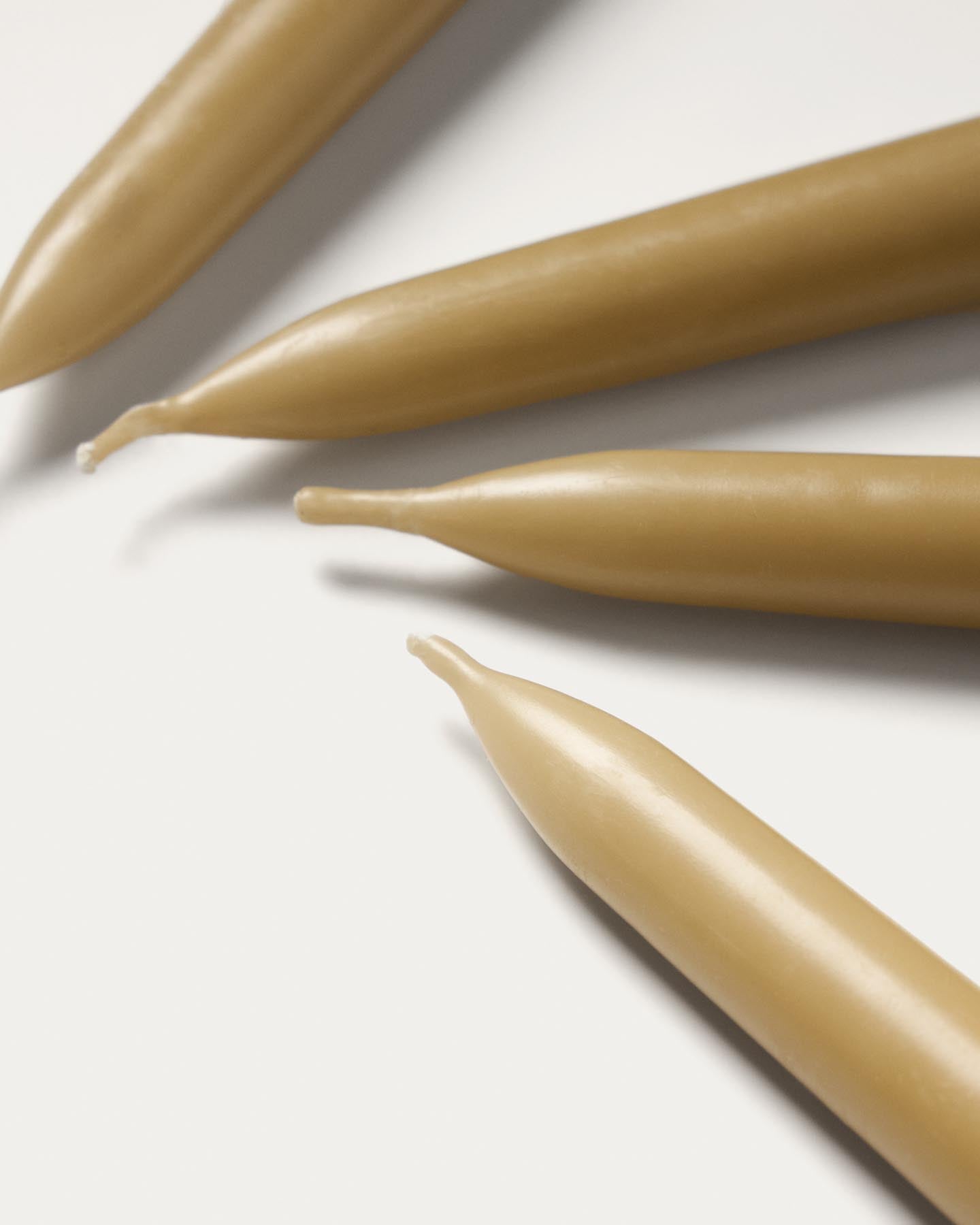 Set Talinen mit 4 beigen Kerzen in Beige präsentiert im Onlineshop von KAQTU Design AG. Kerzen ist von Kave Home