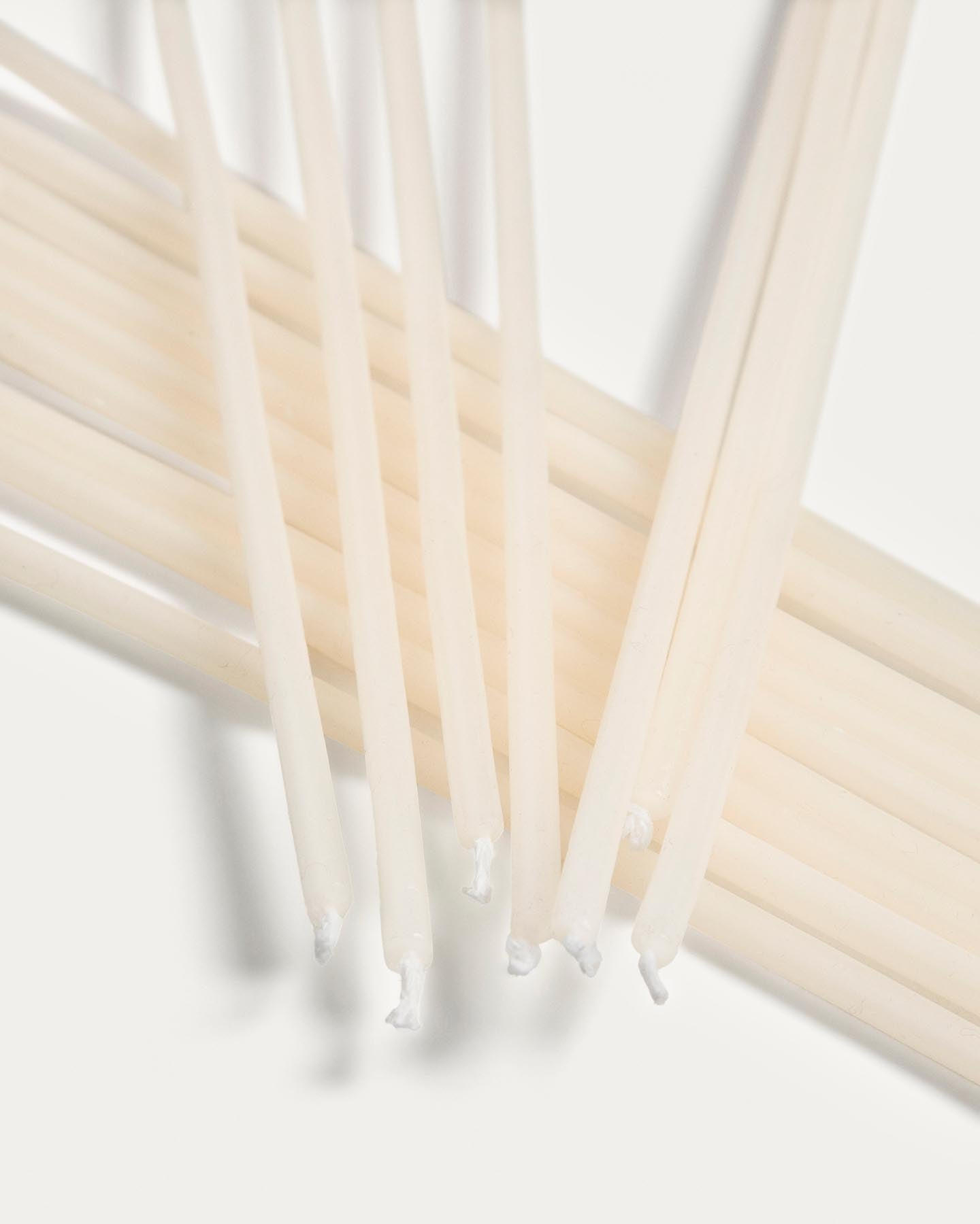 Set Solvin mit 20 Kerzen in Beige präsentiert im Onlineshop von KAQTU Design AG. Kerzen ist von Kave Home