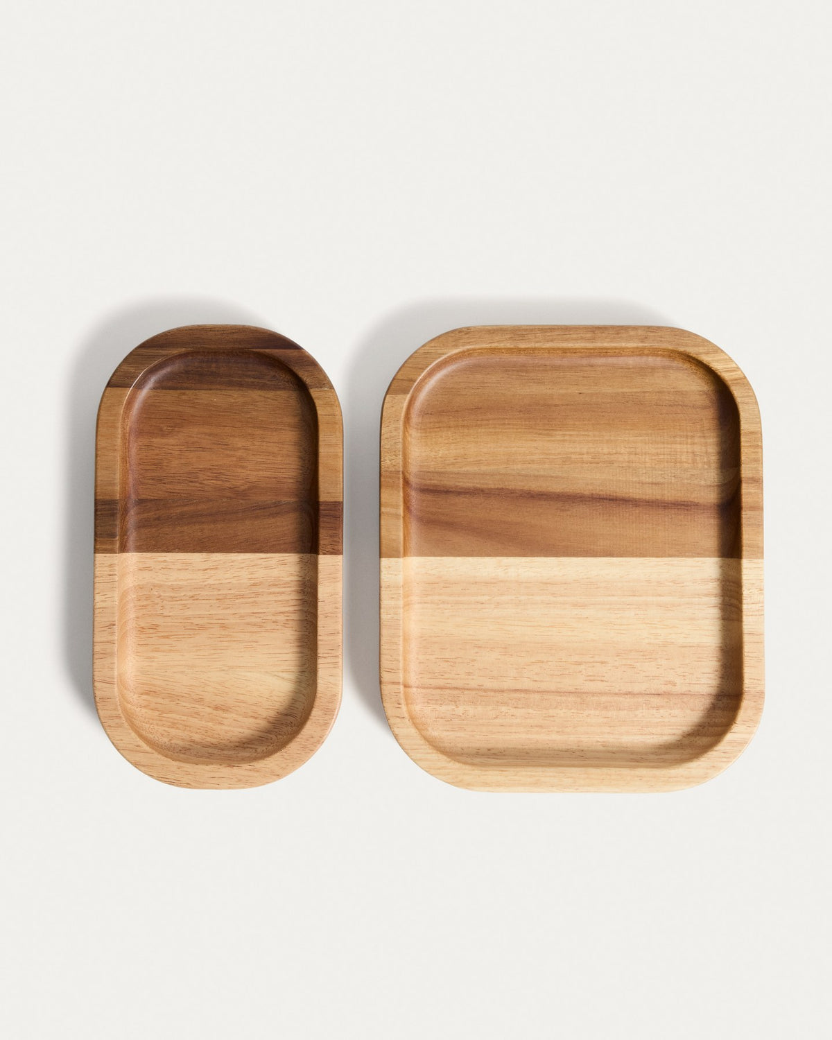 Holztablett Milvara aus Akazien- und Kautschukholz in Naturton, rechteckige Form mit abgerundeten Ecken, lackierte Oberfläche.