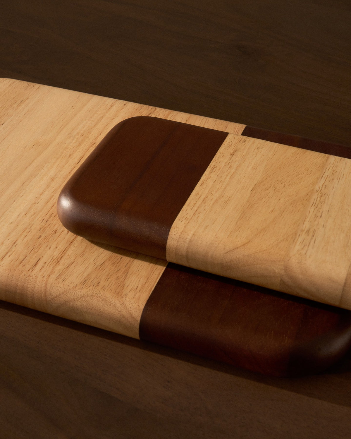 Servierbrett aus hellem Kautschukholz mit natürlicher Maserung, rechteckige Form, 40 x 25 cm, lackierte Oberfläche.
