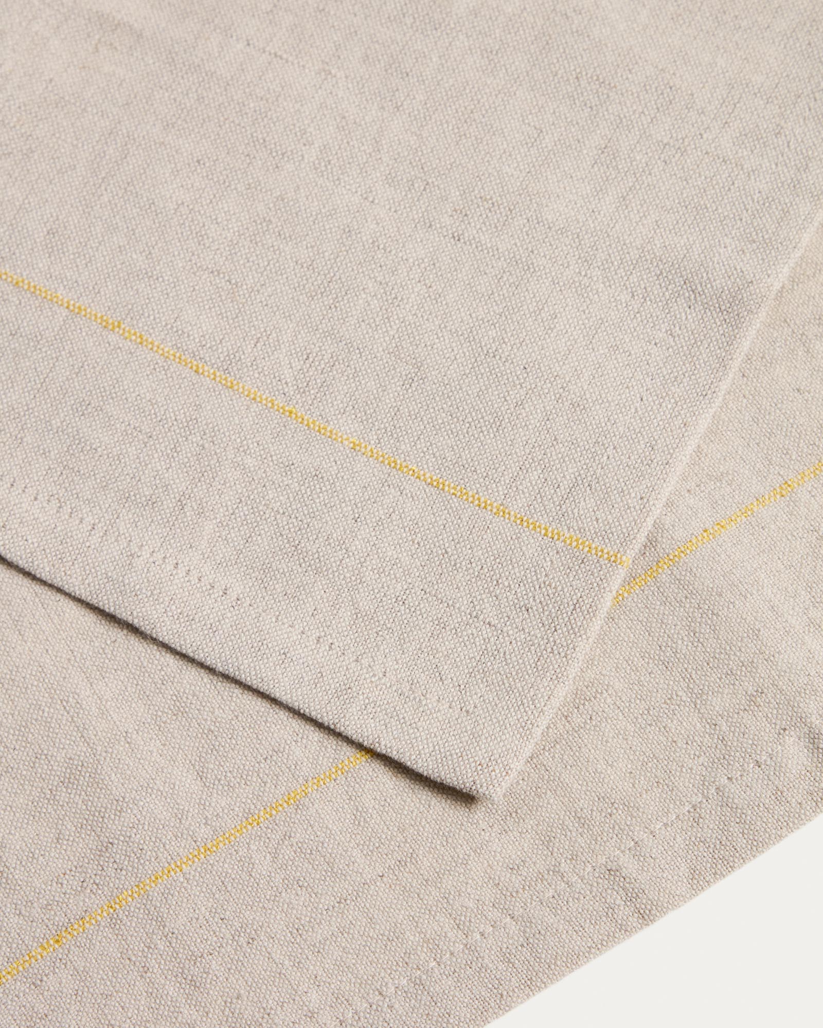 Elegantes Set Ulaen mit zwei 35 x 35 cm großen Servietten aus hochwertiger Baumwolle und Leinen in sanftem Beige mit lebhaften gelben Streifen.