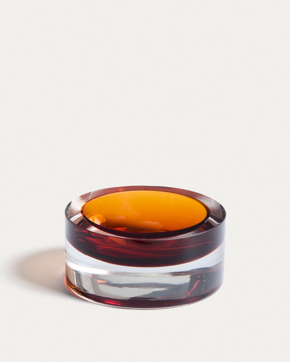 Runde Glasschale Uconi von Kave Home in Dunkelorange, mundgeblasenes dickes Glas, Durchmesser 15 cm, Höhe 6.5 cm, als dekorativer Tafelaufsatz.