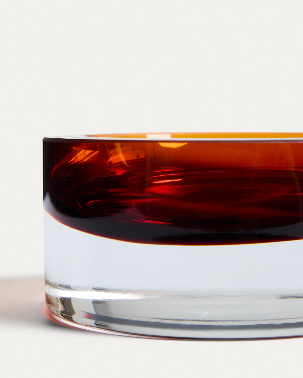 Runde Glasschale Uconi von Kave Home in Dunkelorange, mundgeblasenes dickes Glas, Durchmesser 15 cm, Höhe 6.5 cm, als dekorativer Tafelaufsatz.
