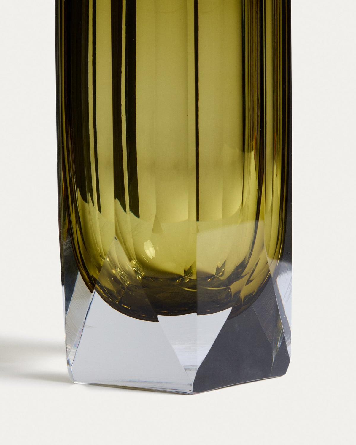 Facettierte Vase Uconi aus hellgrünem, mundgeblasenem Glas mit runder Öffnung, Höhe 26 cm, Durchmesser 11.5 cm, von Kave Home.