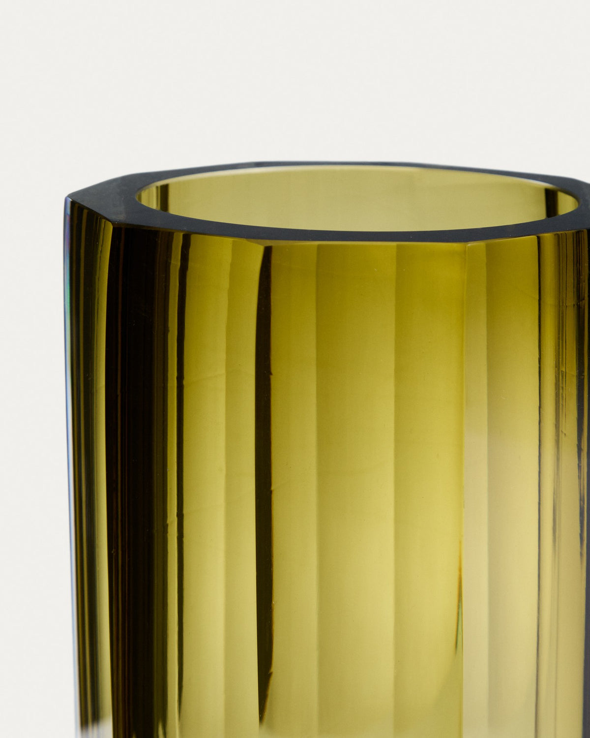 Facettierte Vase Uconi aus hellgrünem, mundgeblasenem Glas mit runder Öffnung, Höhe 26 cm, Durchmesser 11.5 cm, von Kave Home.