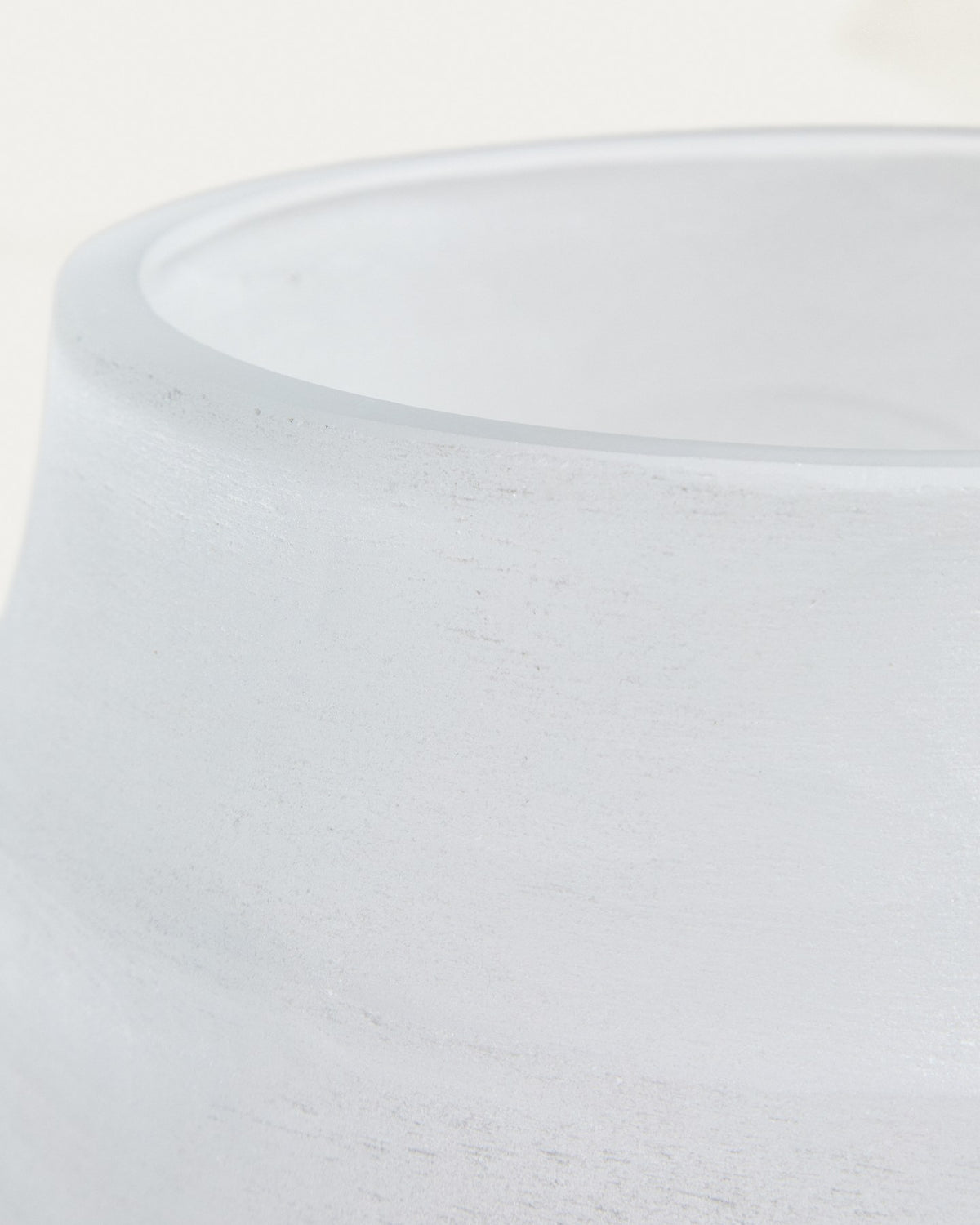 Weisse Vase Neluo aus mattiertem Opalglas mit unregelmässiger, mundgeblasener Form, Höhe 49 cm, auf neutralem Hintergrund.