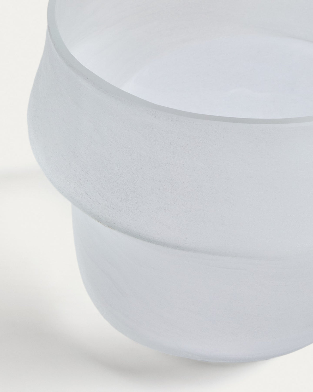 Weisse Vase Neluo aus mundgeblasenem Opalglas mit mattierter Oberfläche und unregelmässiger Form, Höhe 31,5 cm, Öffnung 28 cm Durchmesser.