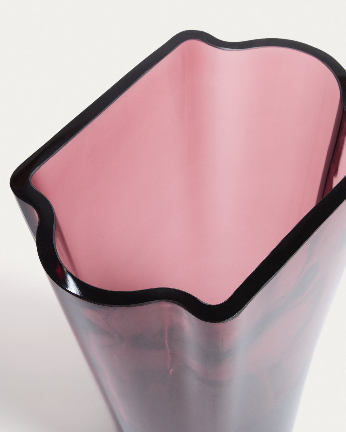 Burgunderrote Glasvase Uconi von Kave Home, 35 cm hoch, mit facettierter Oberfläche und dickem, mundgeblasenem Glas.