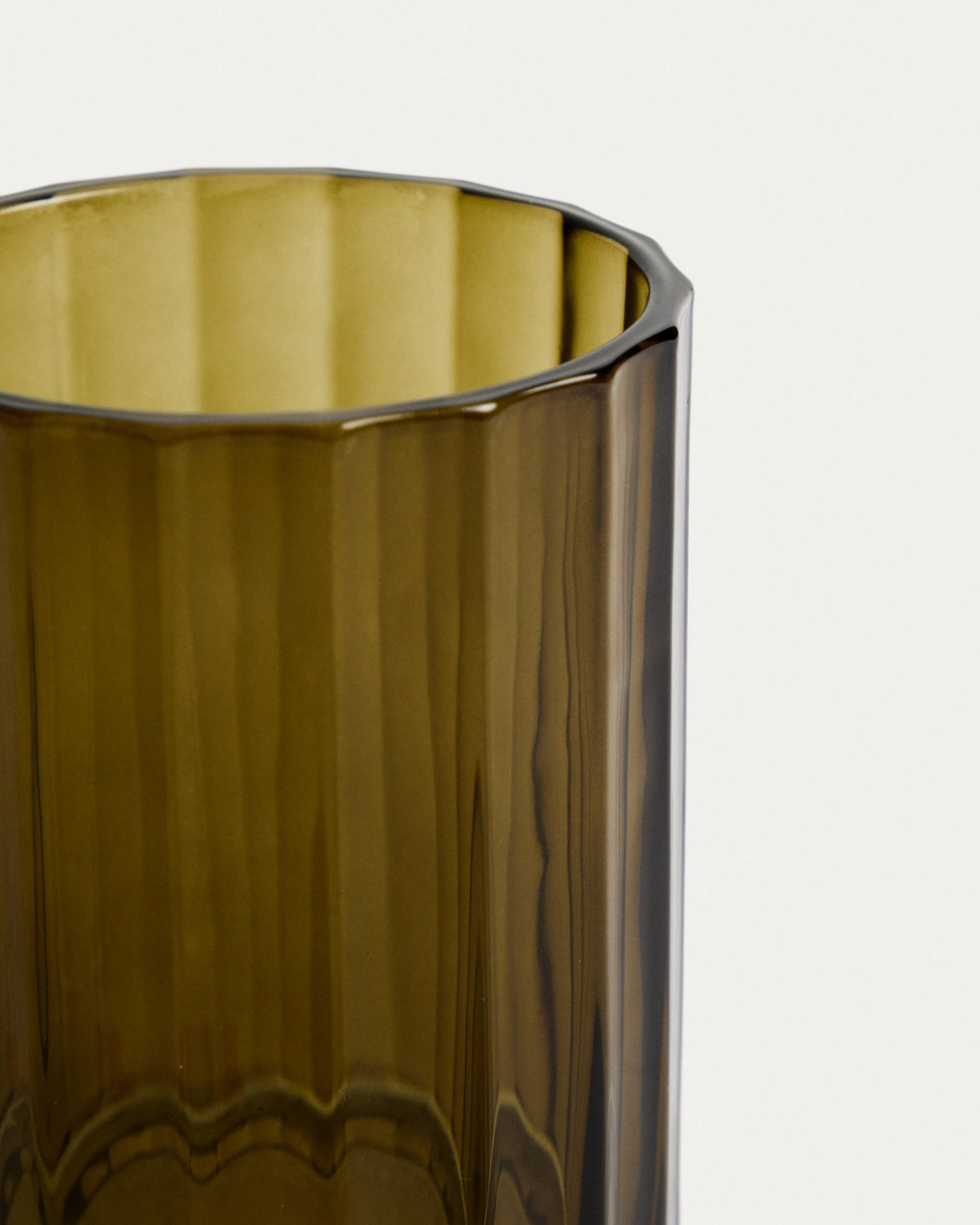 Runder Zahnbürstenhalter aus grünem Glas mit farbiger Oberfläche, Durchmesser 11 cm, Höhe 2 cm, auf hellem Untergrund fotografiert.