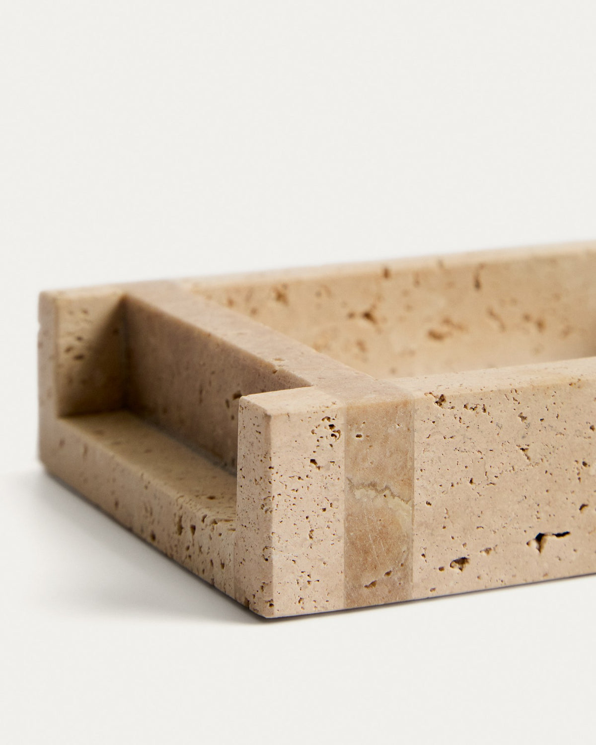 Seifenschale Zenen aus beigem Travertin mit natürlicher Maserung, ovale Form, matt geschliffene Oberfläche, Grösse 13x8.5x3 cm.