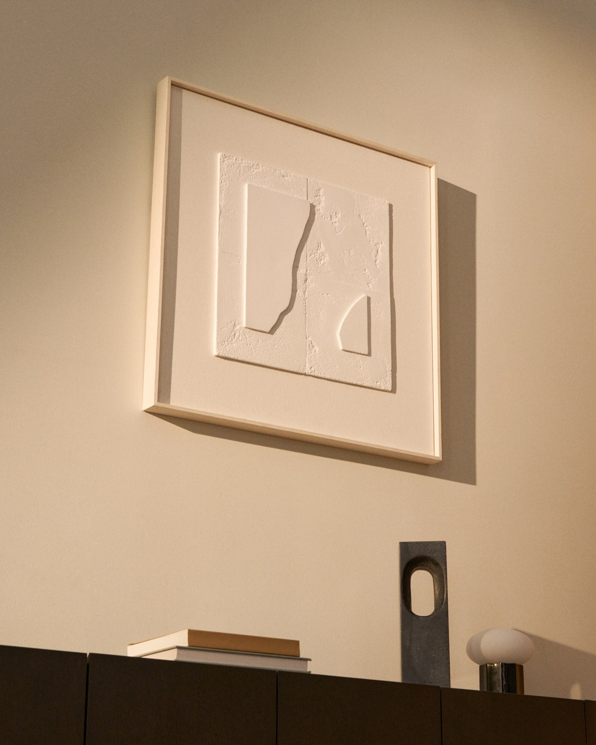 Abstraktes weisses Wandbild Gadir aus Beton, Kiefernholz und Segeltuch, quadratische Form, 80 x 80 cm, Gipsrelief-Struktur.