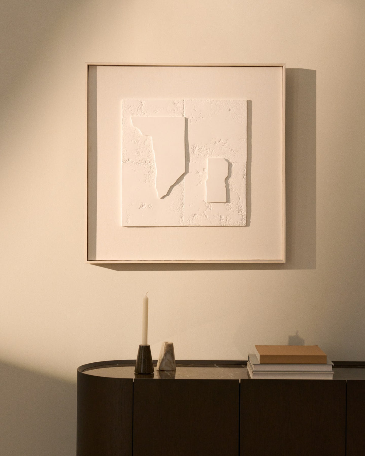Abstraktes weisses Wandbild Gadir aus Beton, Kiefernholz und Segeltuch, quadratische Form, 80 x 80 cm, Gipsrelief-Struktur.