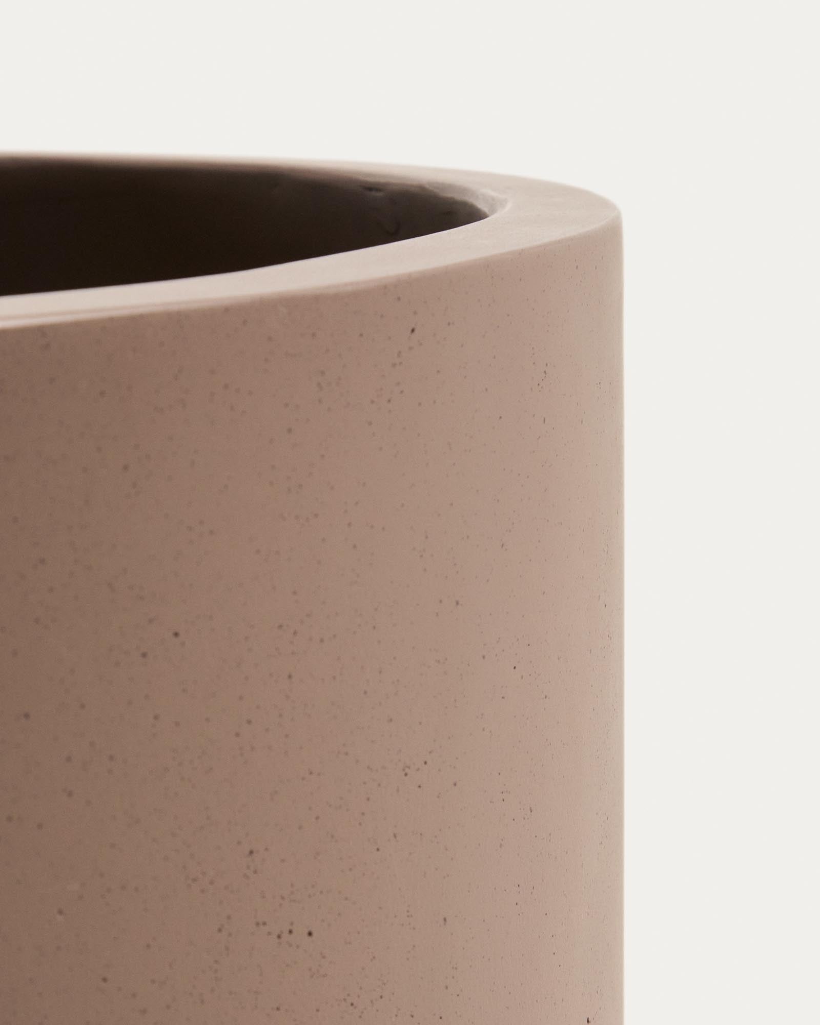 Moderner Blumentopf Aiguablava aus solidem braunem Zement, Ø 52 cm, perfekt für die Gestaltung von Außenbereichen mit Pflanzen.