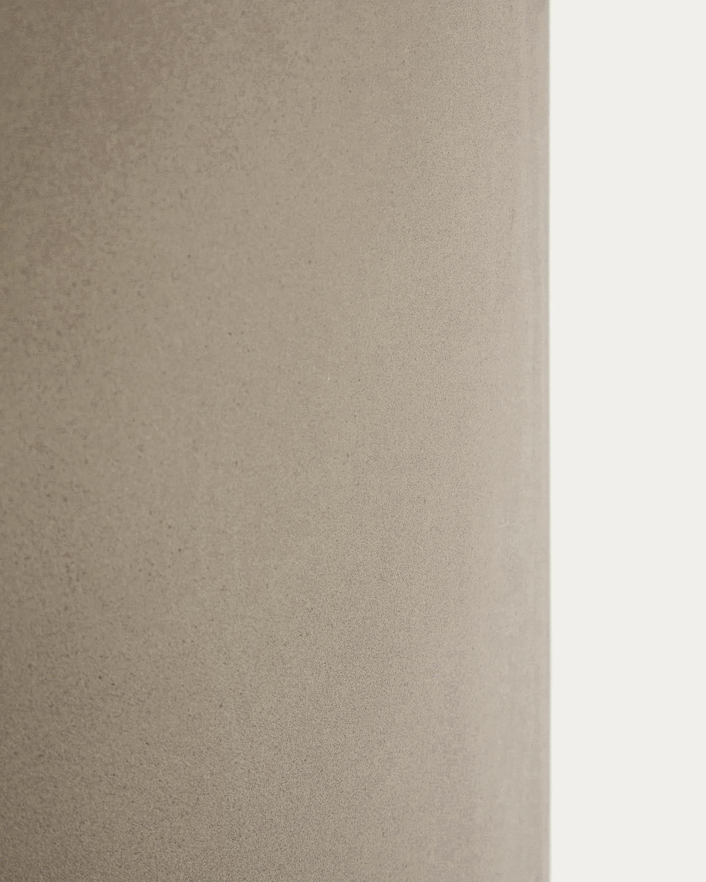 Blumentopf Aiguablava aus grauem Zement, Ø 42 cm in Beige präsentiert im Onlineshop von KAQTU Design AG. Blumentopf ist von Kave Home