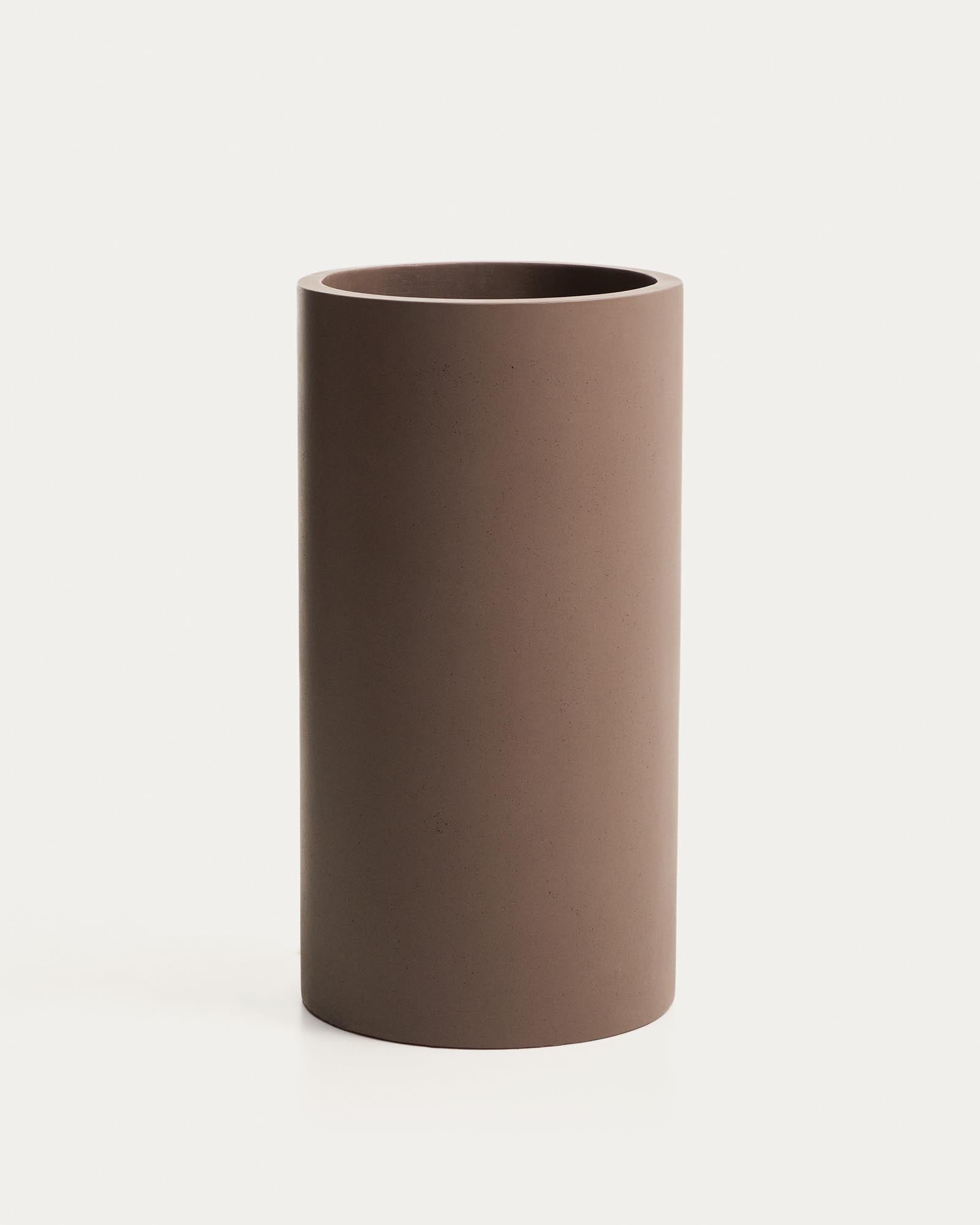 Blumentopf Aiguablava aus braunem Zement, Ø 42 cm in Braun präsentiert im Onlineshop von KAQTU Design AG. Pflanzentopf Outdoor ist von Kave Home