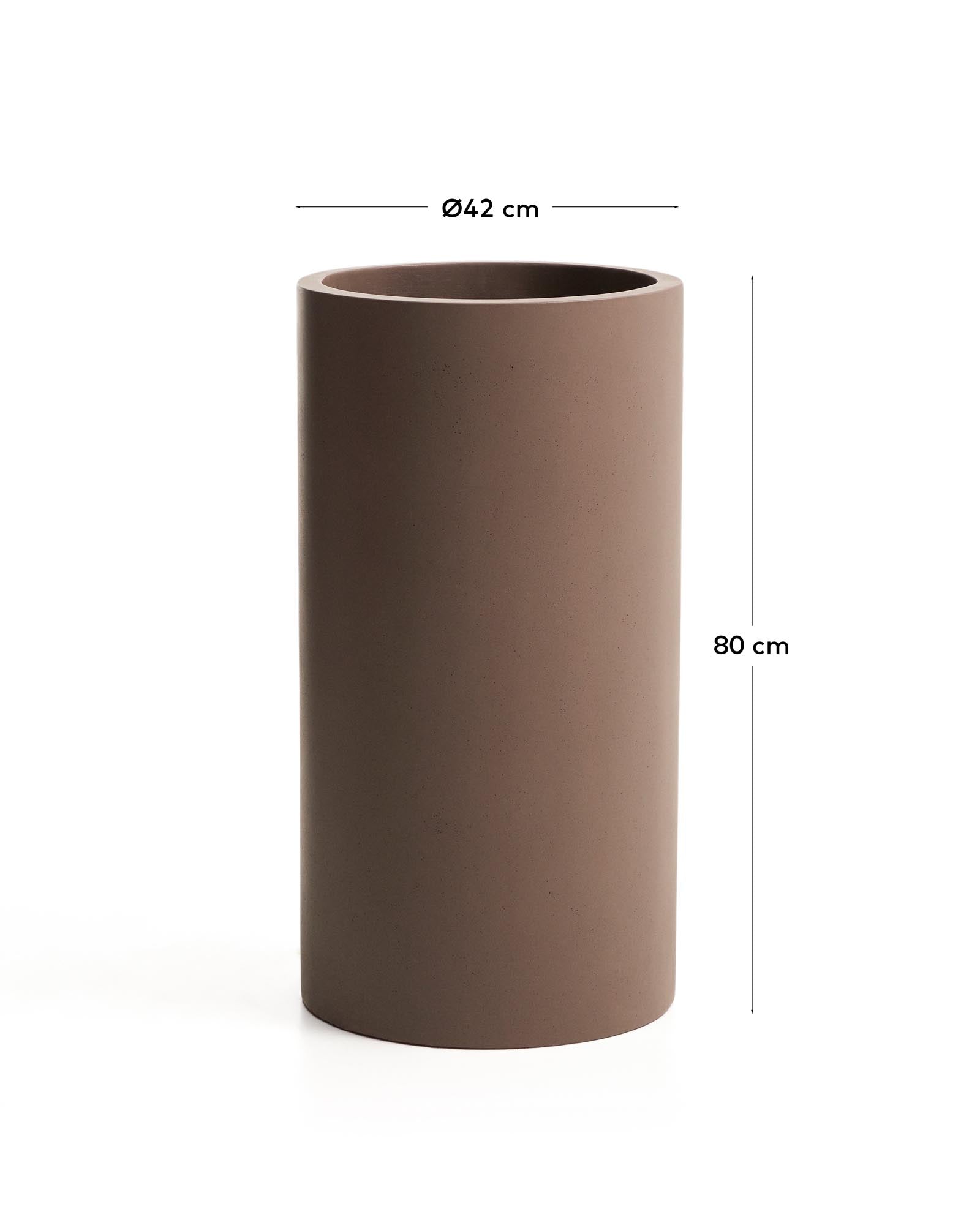 Eleganter Blumentopf Aiguablava aus robustem braunem Zement, Ø 42 cm, ideal für stilvolle Outdoor-Gestaltungen und Pflanzenarrangements.