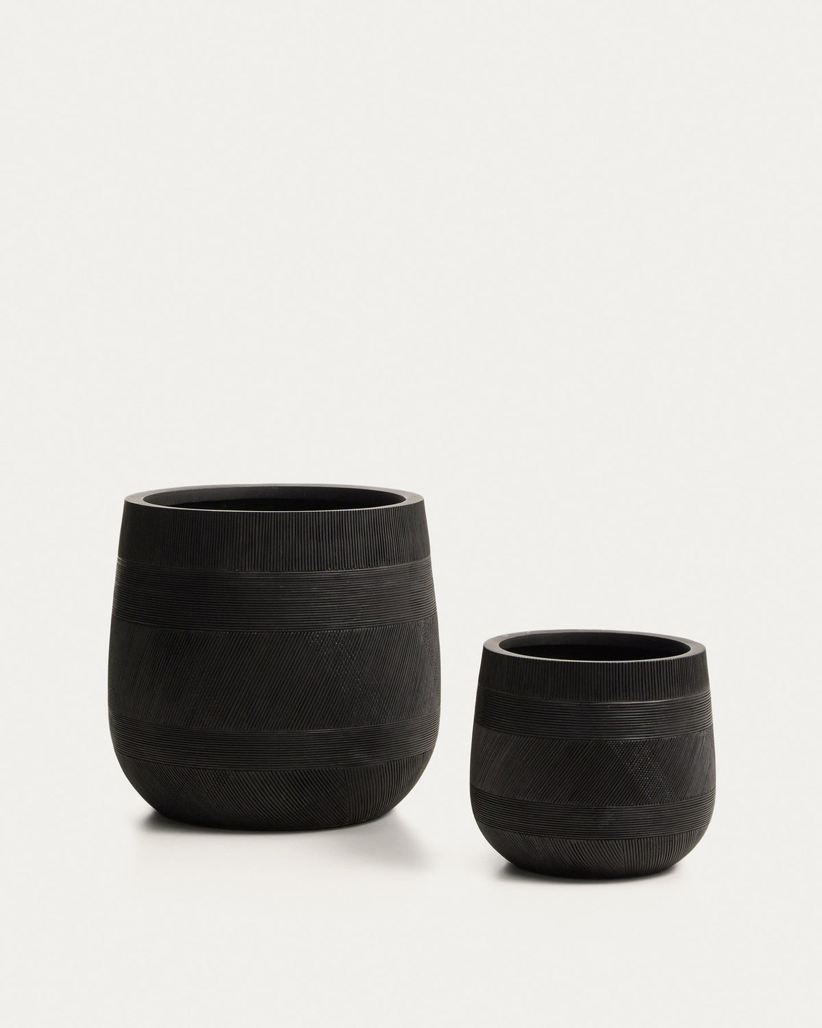 Set Tival mit zwei schwarzen Blumentöpfen in Zementoptik, Ø 50 cm/Ø 34 cm in Schwarz präsentiert im Onlineshop von KAQTU Design AG. Pflanzentopf Outdoor ist von Kave Home